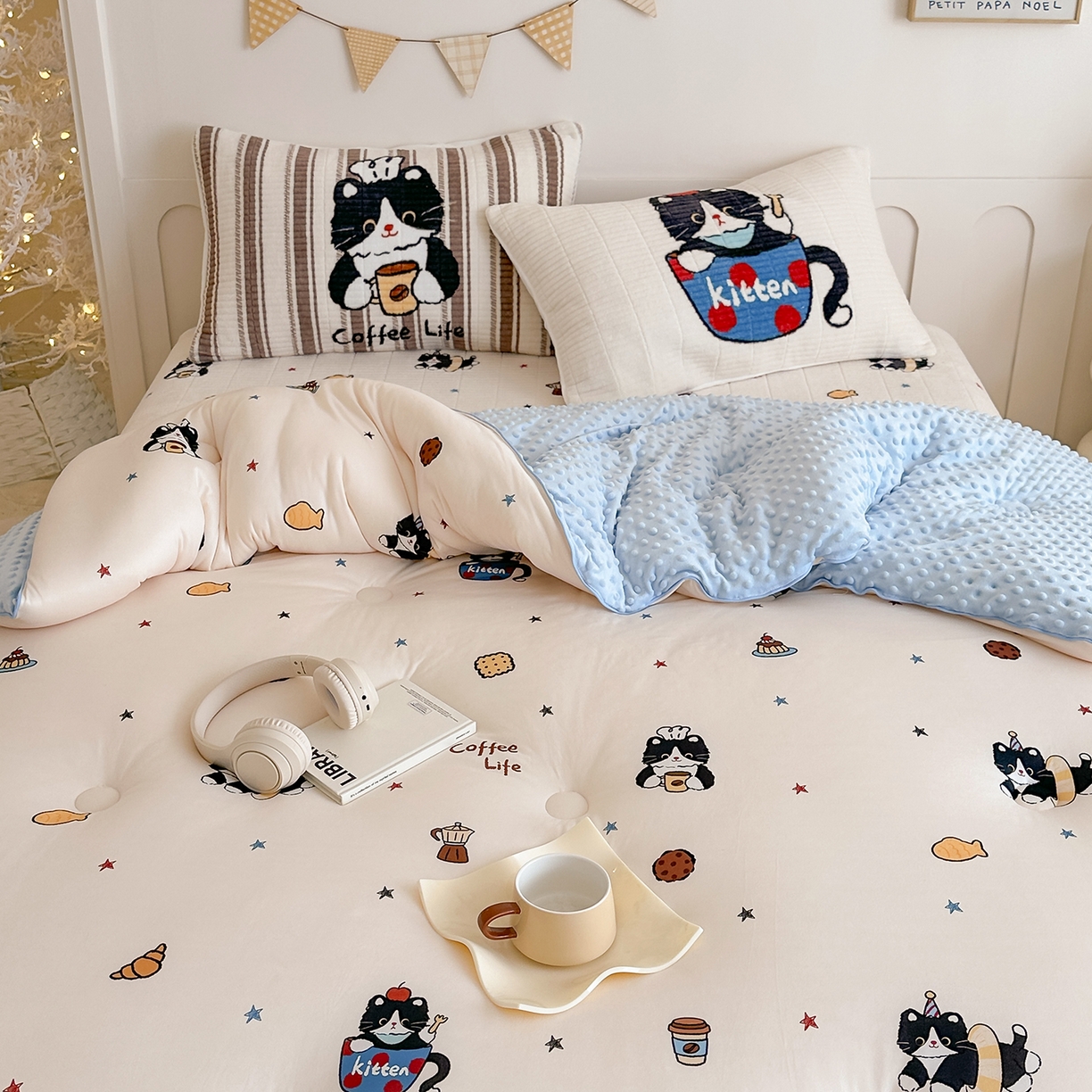 91家纺网 家纺一手货源 找家纺 RYB红黄兰 2025新款设计师原创数码印花牛奶绒夹棉床盖三件套 黑猫日记