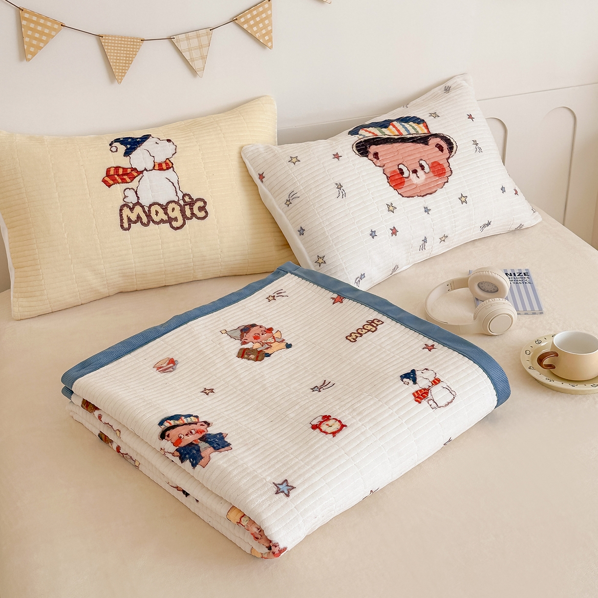 91家纺网 家纺一手货源 找家纺 RYB红黄兰 2025新款设计师原创数码印花牛奶绒夹棉床盖三件套 魔法星星熊