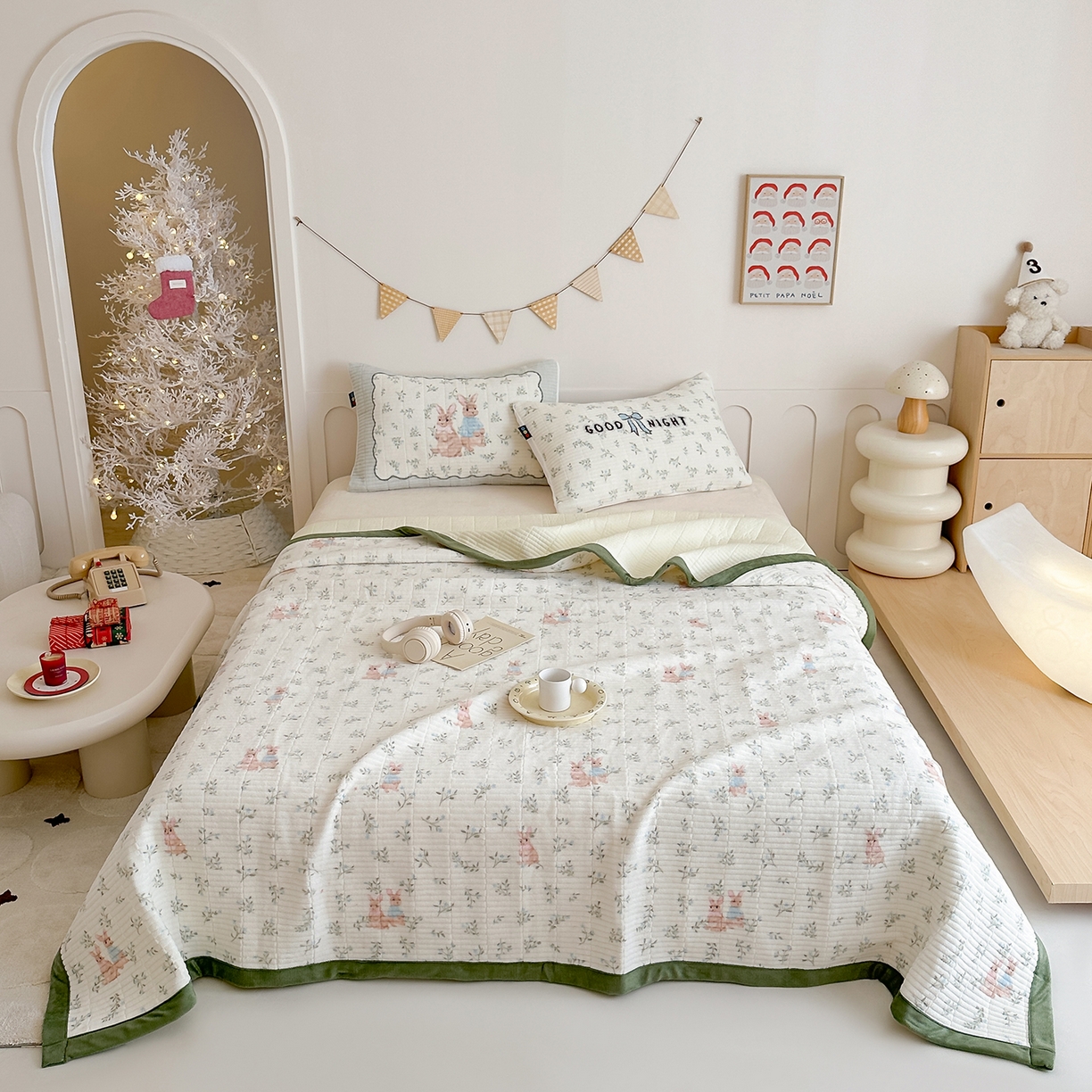 91家纺网 家纺一手货源 找家纺 RYB红黄兰 2025新款设计师原创数码印花牛奶绒夹棉床盖三件套 森林兔子