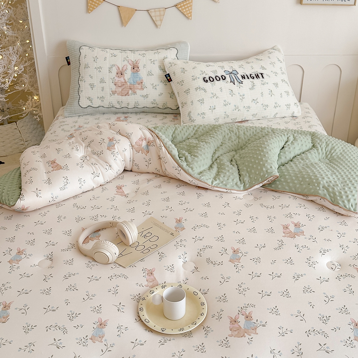 91家纺网 家纺一手货源 找家纺 RYB红黄兰 2025新款设计师原创数码印花牛奶绒夹棉床盖三件套 森林兔子