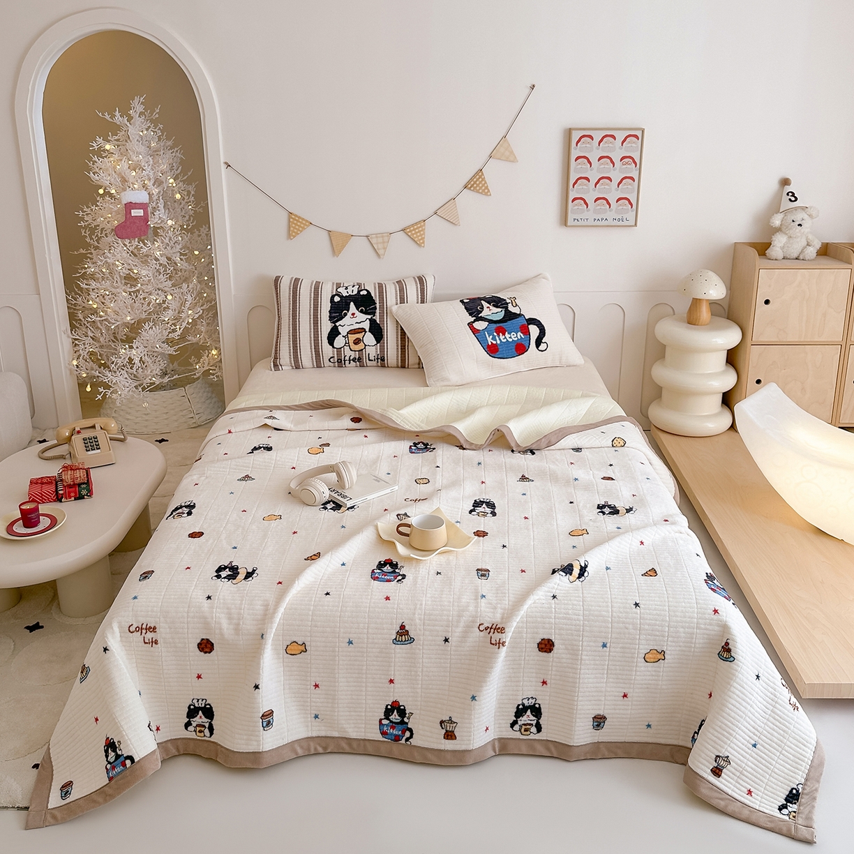 91家纺网 家纺一手货源 找家纺 RYB红黄兰 2025新款设计师原创数码印花牛奶绒夹棉床盖三件套 黑猫日记