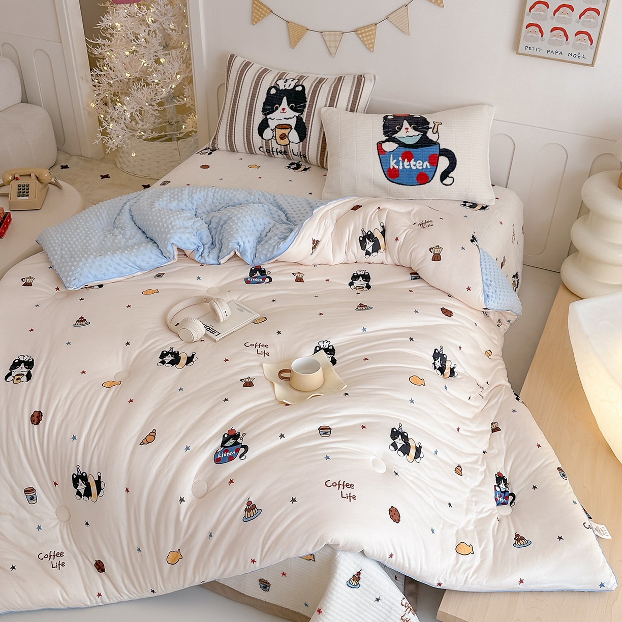 91家纺网 家纺一手货源 找家纺 RYB红黄兰 2025新款设计师原创数码印花牛奶绒夹棉床盖三件套 黑猫日记