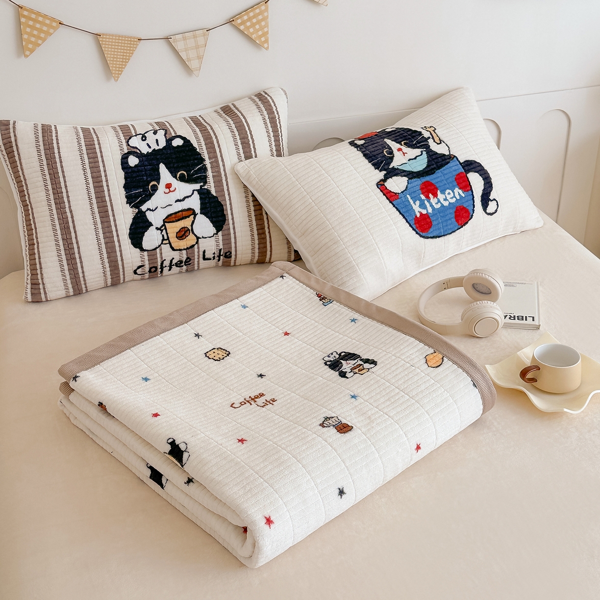 91家纺网 家纺一手货源 找家纺 RYB红黄兰 2025新款设计师原创数码印花牛奶绒夹棉床盖三件套 黑猫日记