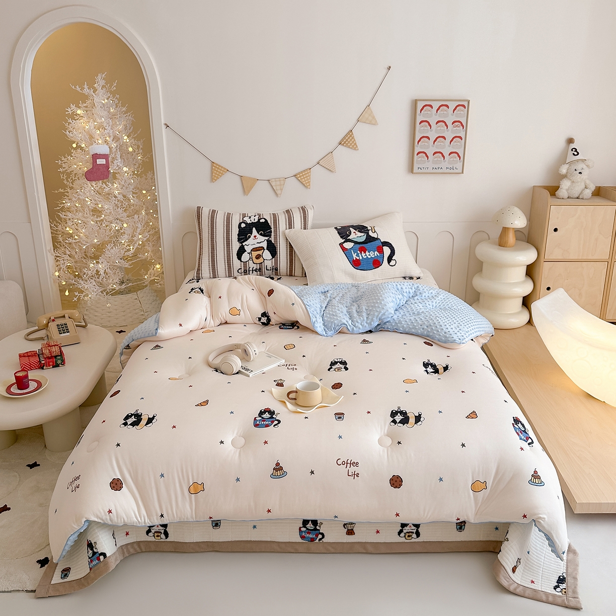 91家纺网 家纺一手货源 找家纺 RYB红黄兰 2025新款设计师原创数码印花牛奶绒夹棉床盖三件套 黑猫日记