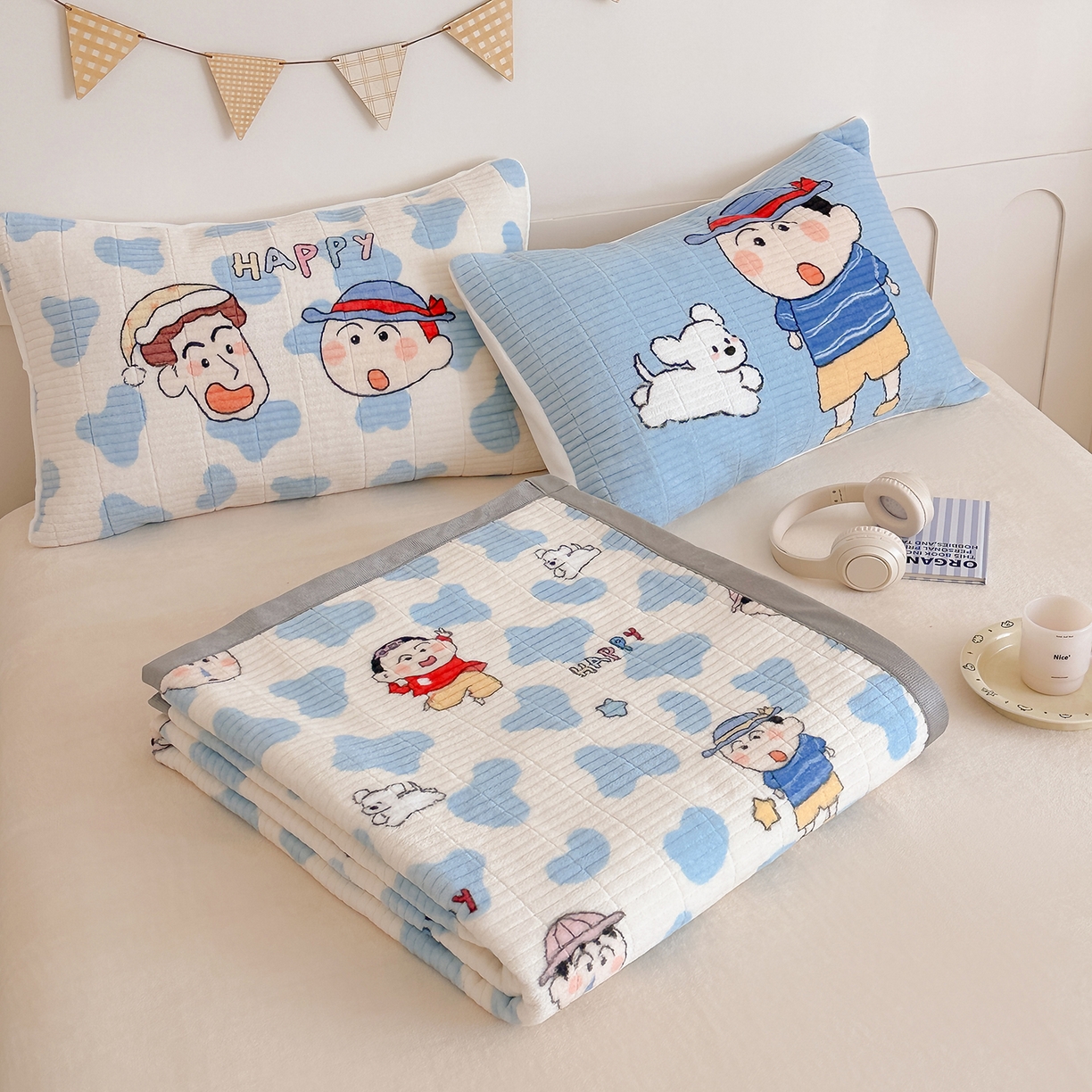 91家纺网 家纺一手货源 找家纺 RYB红黄兰 2025新款设计师原创数码印花牛奶绒夹棉床盖三件套 顽皮兄弟