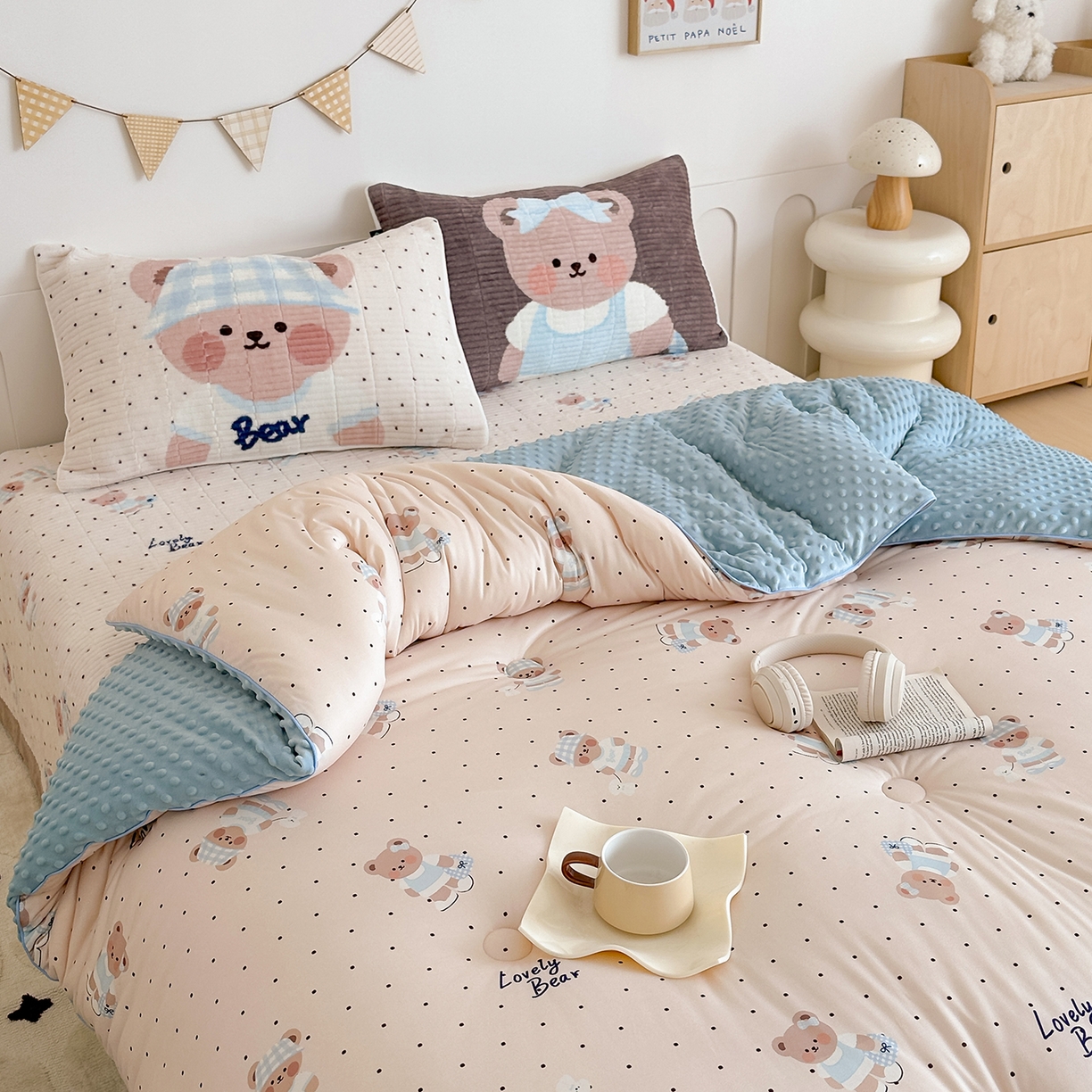 91家纺网 家纺一手货源 找家纺 RYB红黄兰 2025新款设计师原创数码印花牛奶绒夹棉床盖三件套 奶油熊宝