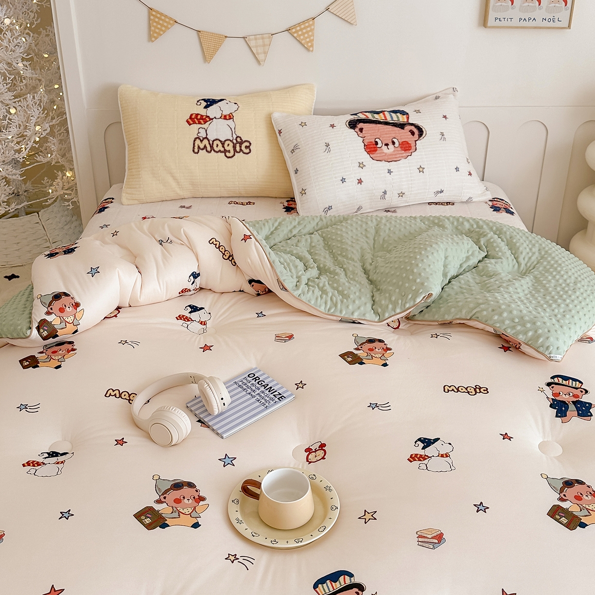 91家纺网 家纺一手货源 找家纺 RYB红黄兰 2025新款设计师原创数码印花牛奶绒夹棉床盖三件套 魔法星星熊