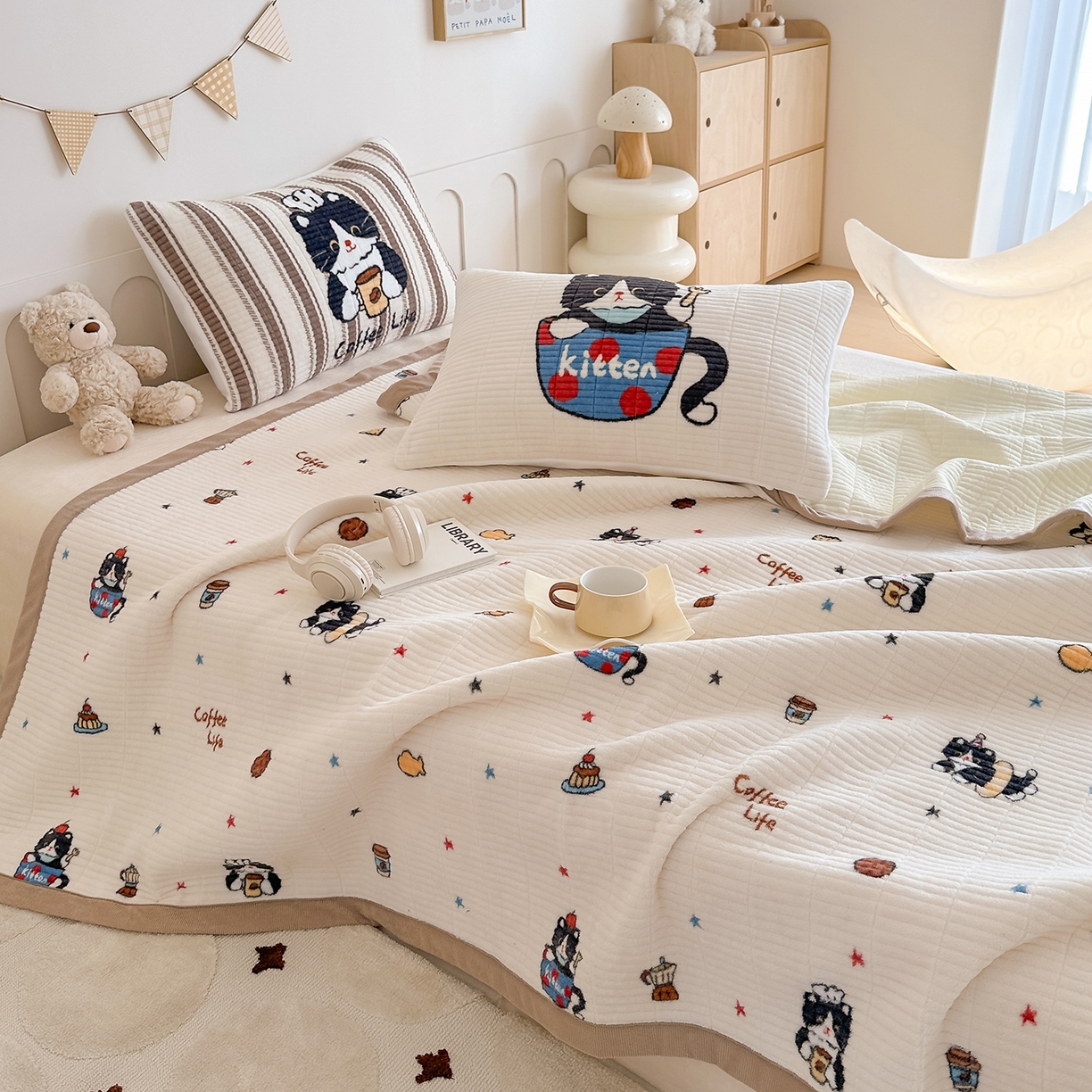 91家纺网 家纺一手货源 找家纺 RYB红黄兰 2025新款设计师原创数码印花牛奶绒夹棉床盖三件套 黑猫日记