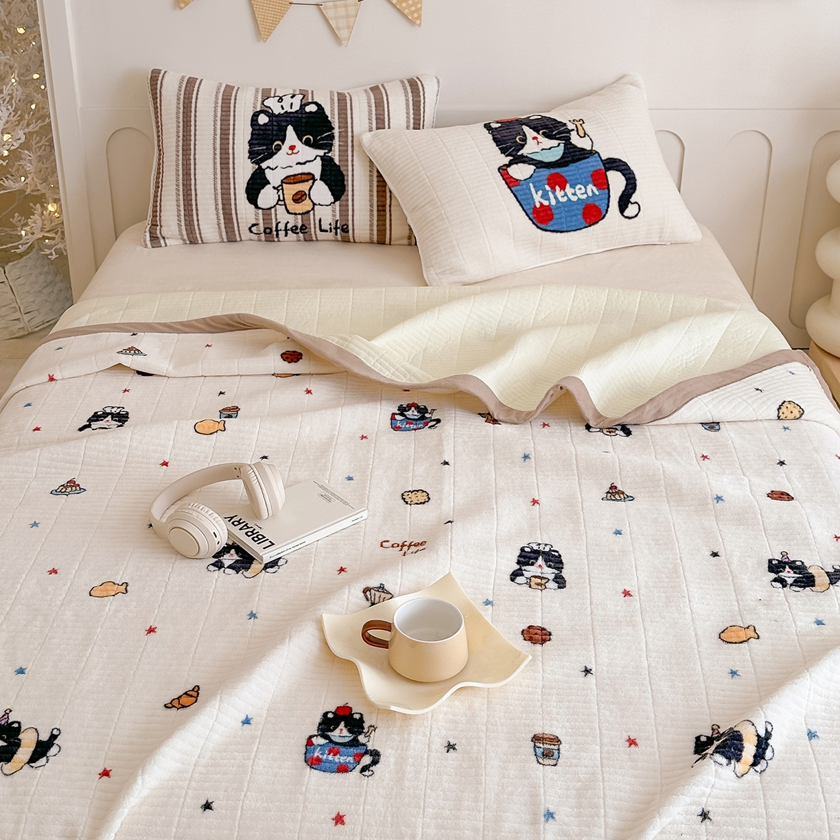 91家纺网 家纺一手货源 找家纺 RYB红黄兰 2025新款设计师原创数码印花牛奶绒夹棉床盖三件套 黑猫日记