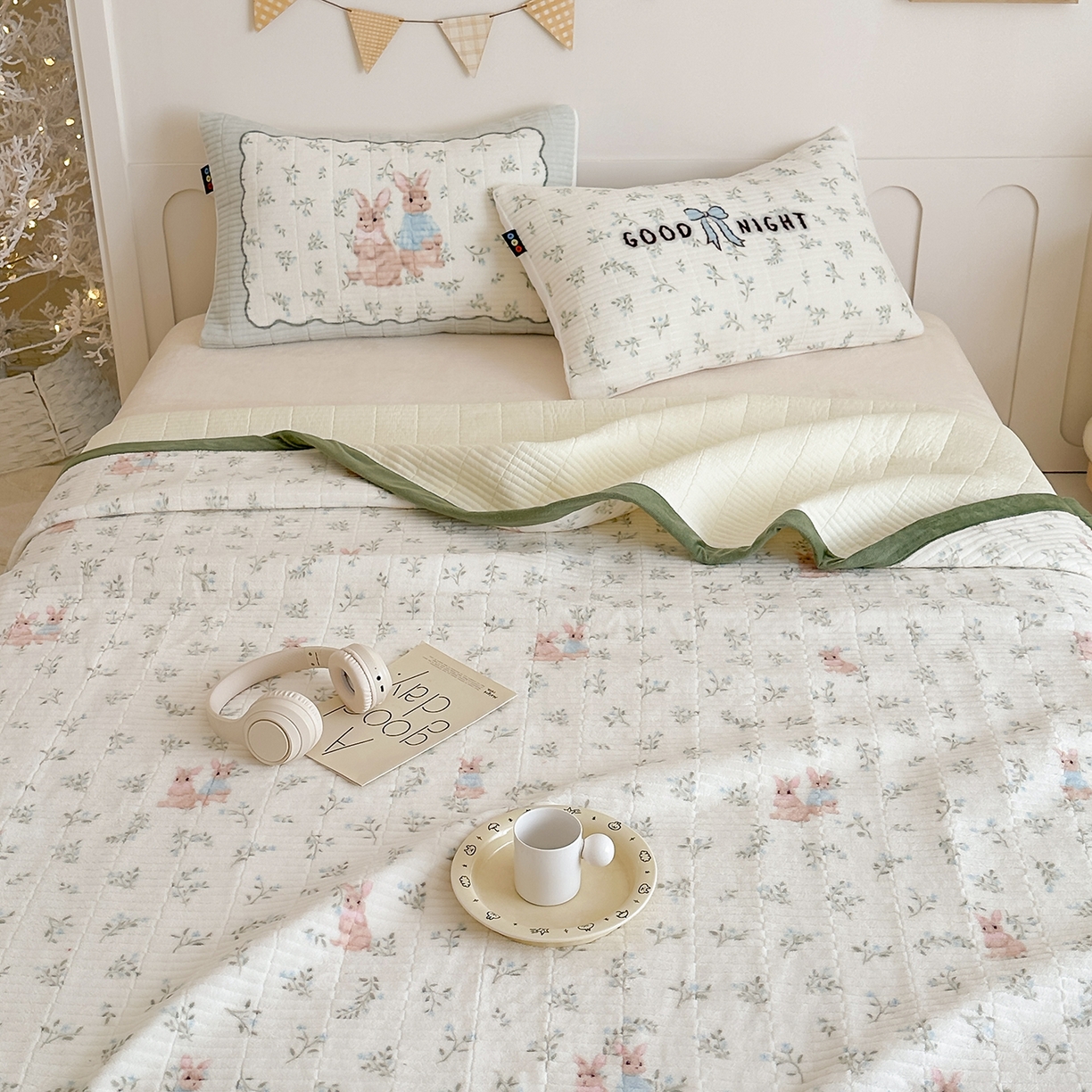 91家纺网 家纺一手货源 找家纺 RYB红黄兰 2025新款设计师原创数码印花牛奶绒夹棉床盖三件套 森林兔子