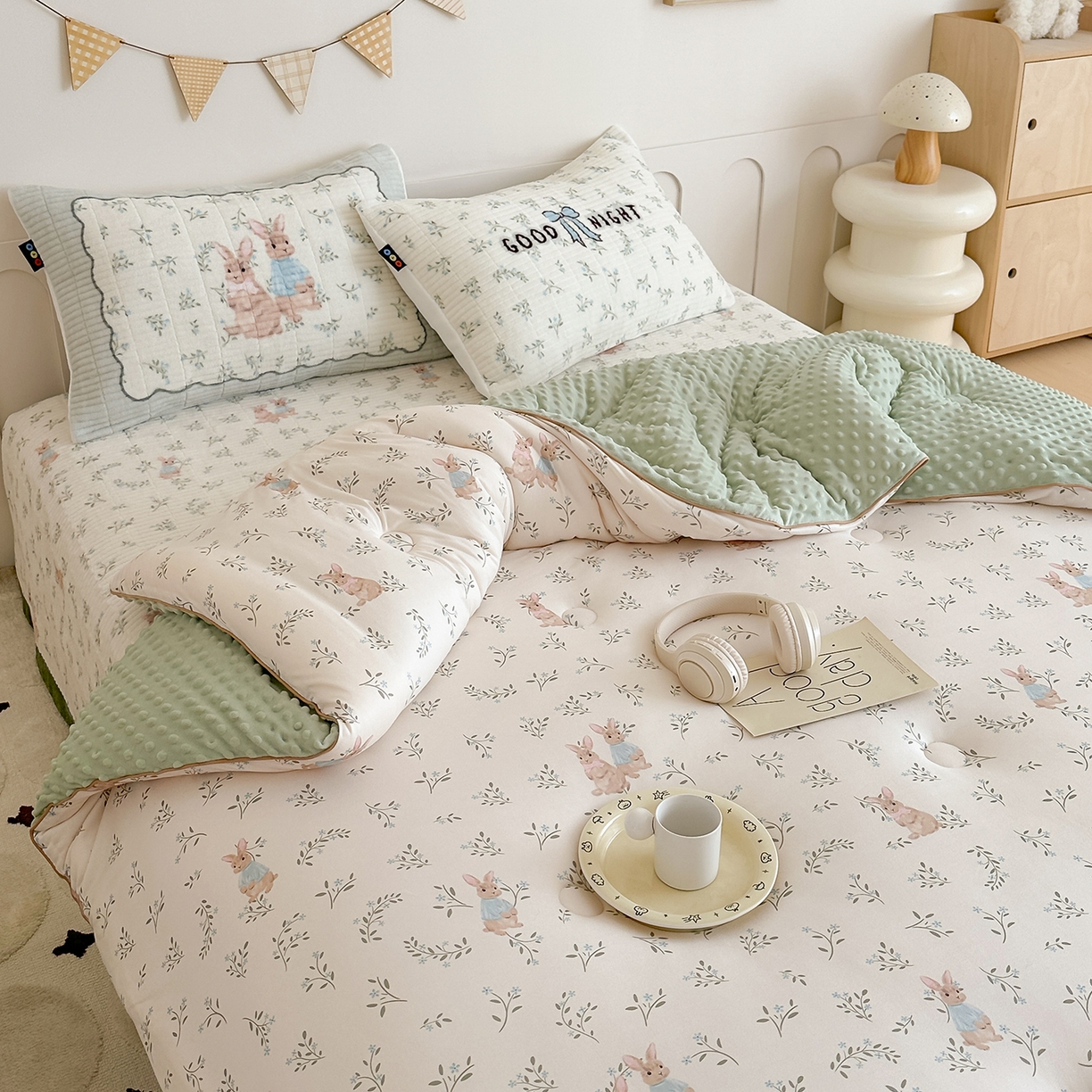 91家纺网 家纺一手货源 找家纺 RYB红黄兰 2025新款设计师原创数码印花牛奶绒夹棉床盖三件套 森林兔子