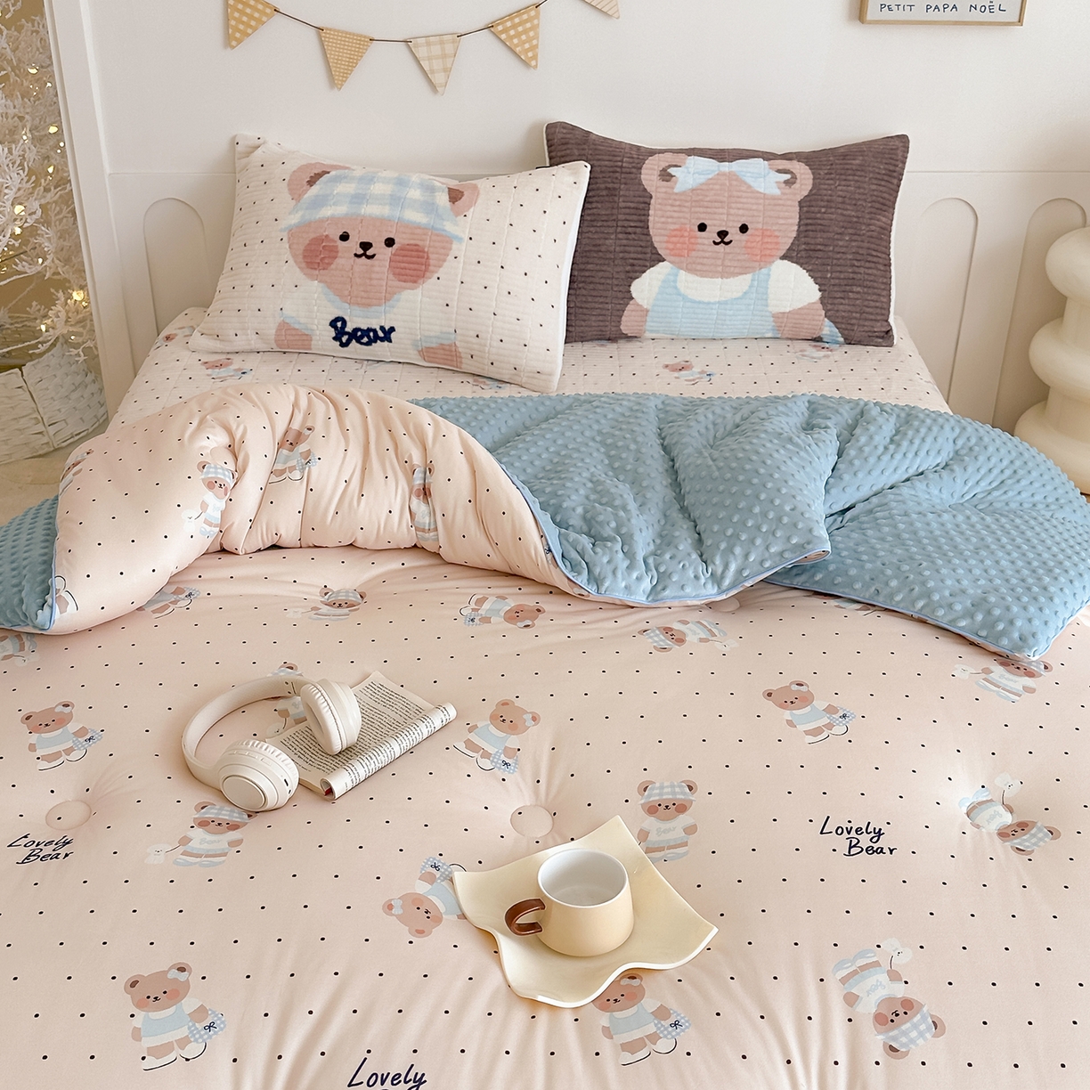 91家纺网 家纺一手货源 找家纺 RYB红黄兰 2025新款设计师原创数码印花牛奶绒夹棉床盖三件套 奶油熊宝