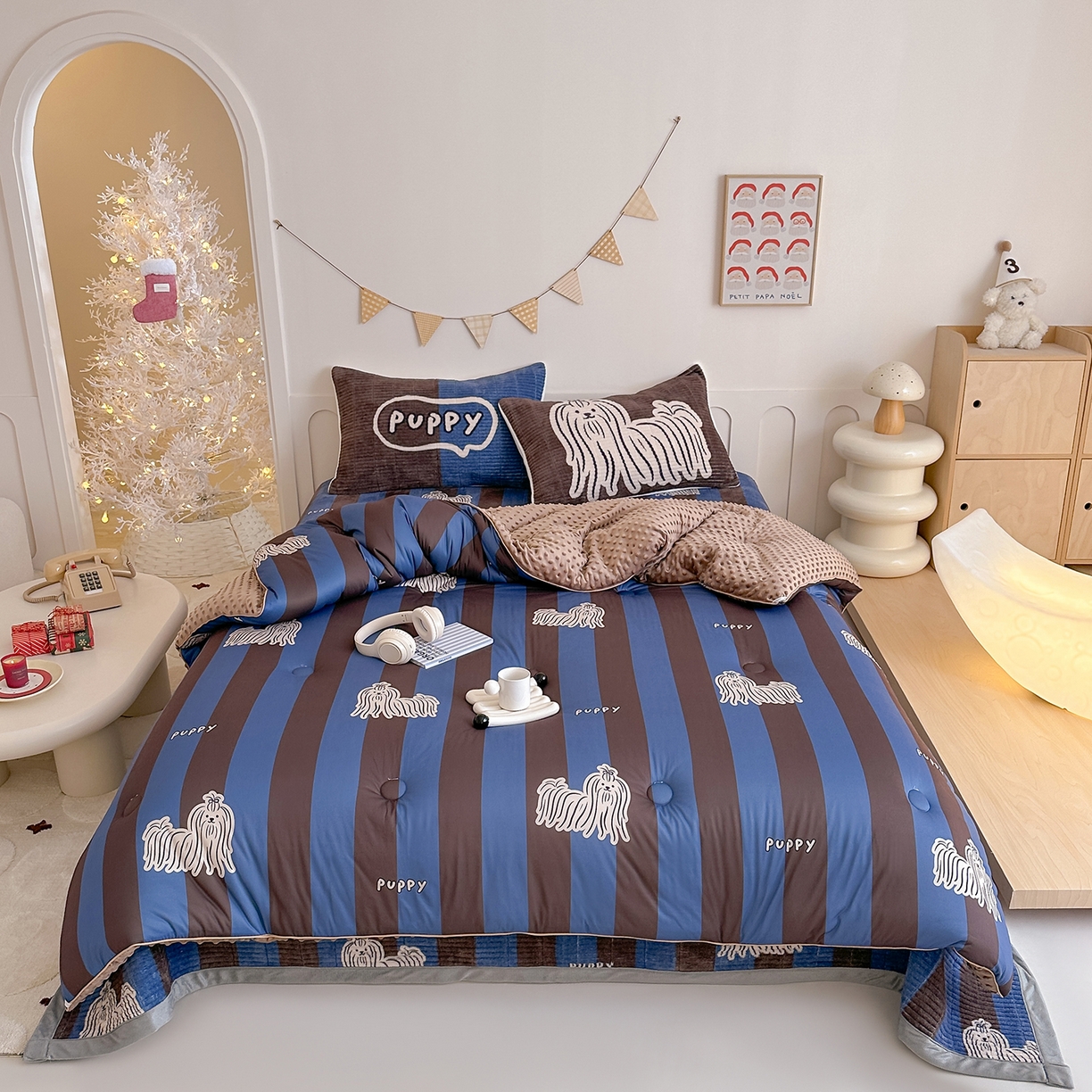 91家纺网 家纺一手货源 找家纺 RYB红黄兰 2025新款设计师原创数码印花牛奶绒夹棉床盖三件套 蓝条哈基米