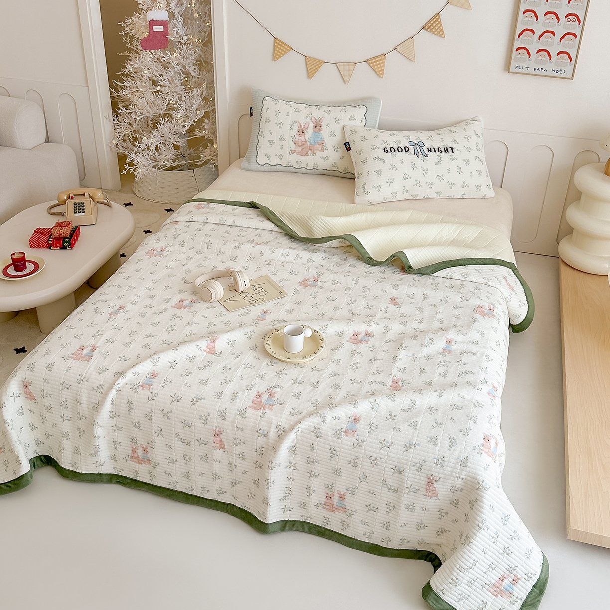 91家纺网 家纺一手货源 找家纺 RYB红黄兰 2025新款设计师原创数码印花牛奶绒夹棉床盖三件套 森林兔子