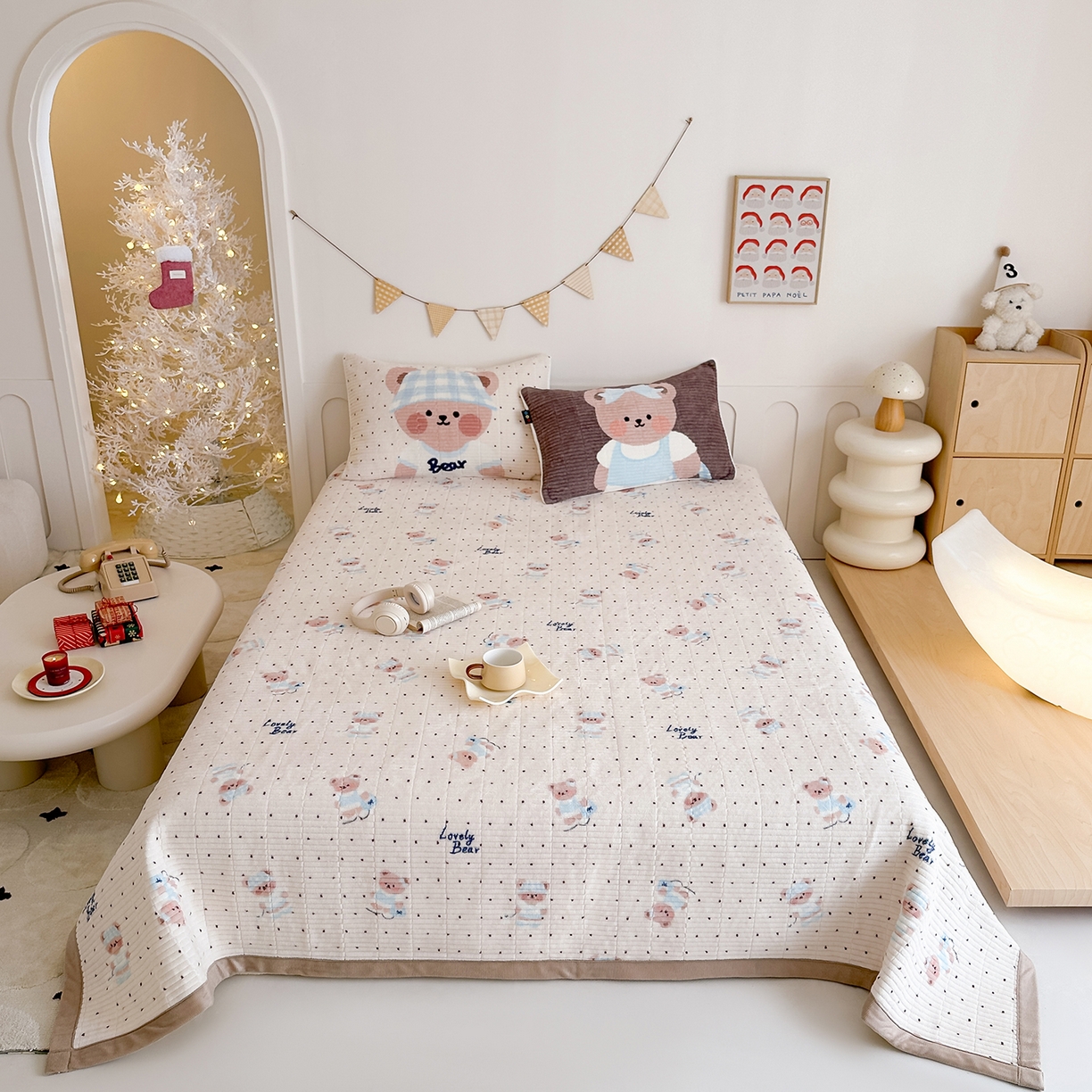 91家纺网 家纺一手货源 找家纺 RYB红黄兰 2025新款设计师原创数码印花牛奶绒夹棉床盖三件套 奶油熊宝