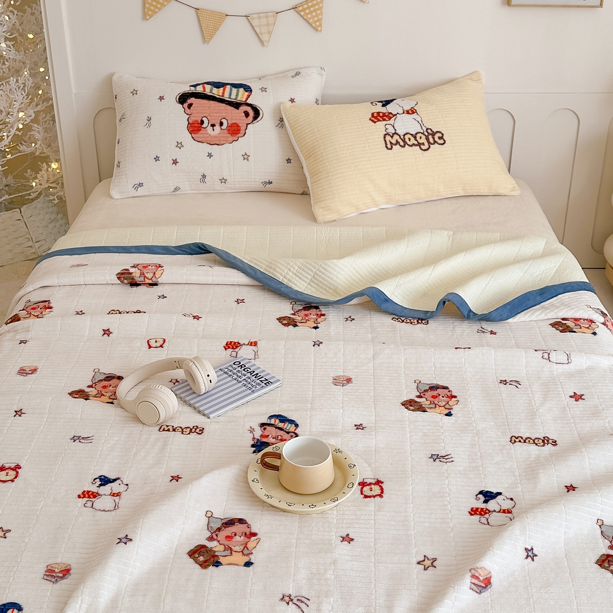 91家纺网 家纺一手货源 找家纺 RYB红黄兰 2025新款设计师原创数码印花牛奶绒夹棉床盖三件套 魔法星星熊