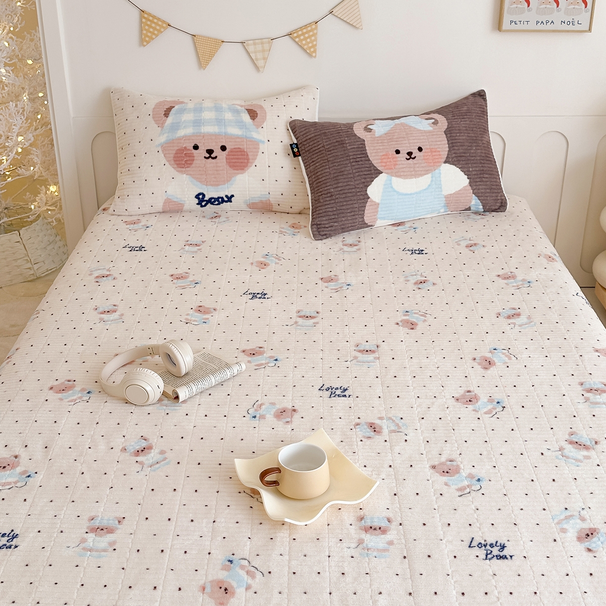 91家纺网 家纺一手货源 找家纺 RYB红黄兰 2025新款设计师原创数码印花牛奶绒夹棉床盖三件套 奶油熊宝