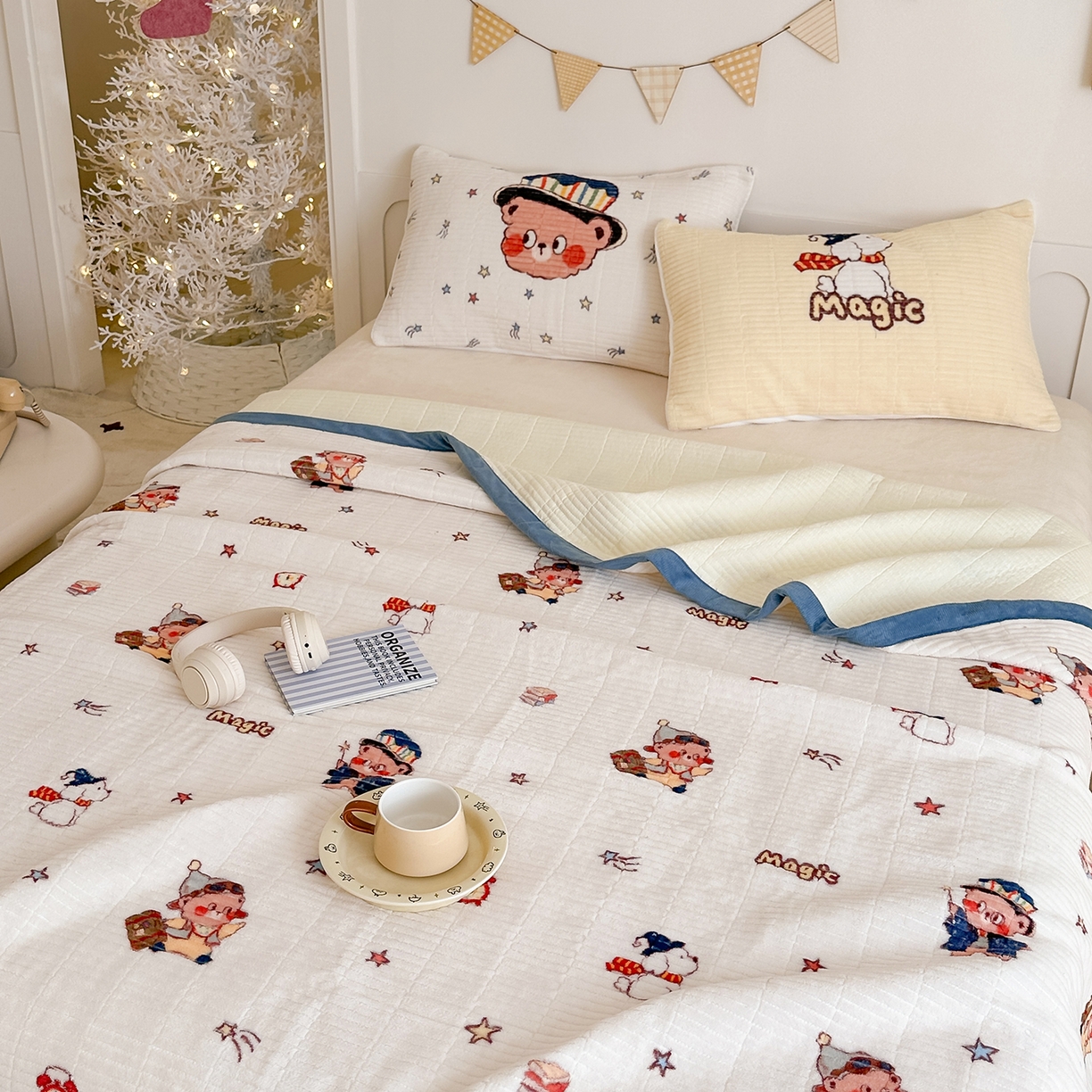 91家纺网 家纺一手货源 找家纺 RYB红黄兰 2025新款设计师原创数码印花牛奶绒夹棉床盖三件套 魔法星星熊