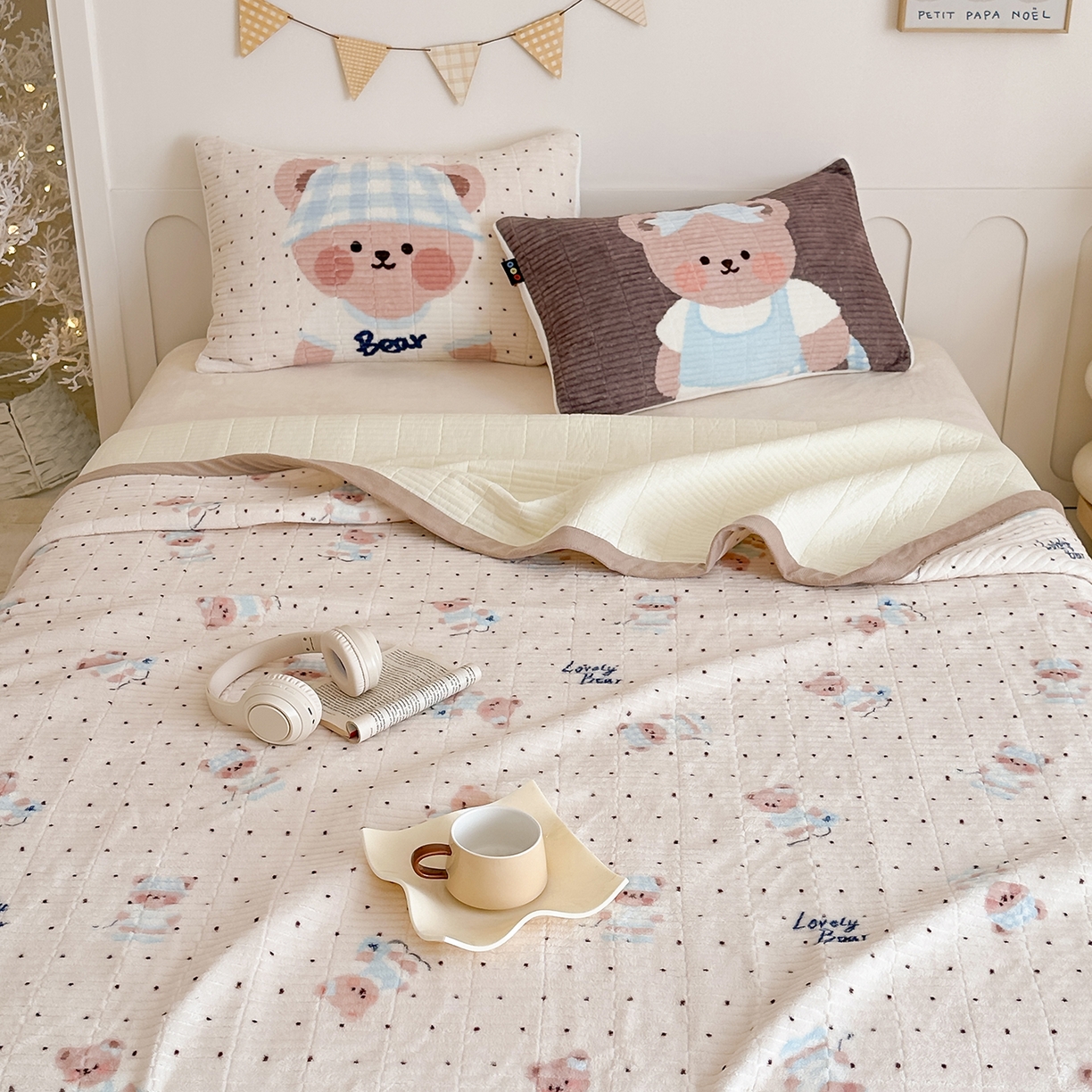 91家纺网 家纺一手货源 找家纺 RYB红黄兰 2025新款设计师原创数码印花牛奶绒夹棉床盖三件套 奶油熊宝