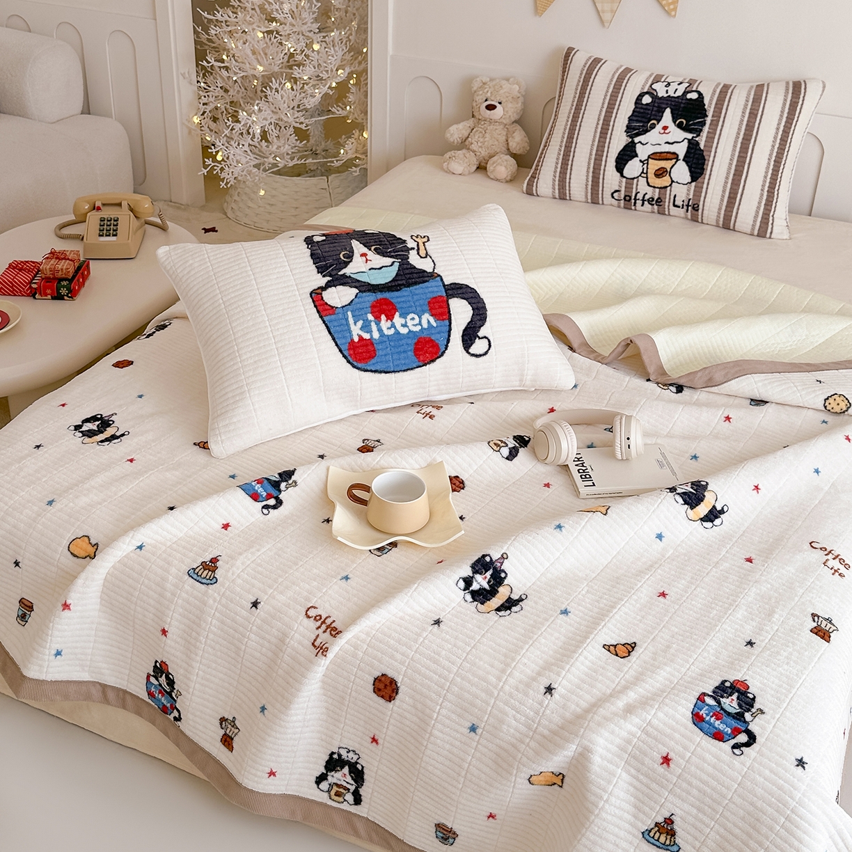 91家纺网 家纺一手货源 找家纺 RYB红黄兰 2025新款设计师原创数码印花牛奶绒夹棉床盖三件套 黑猫日记