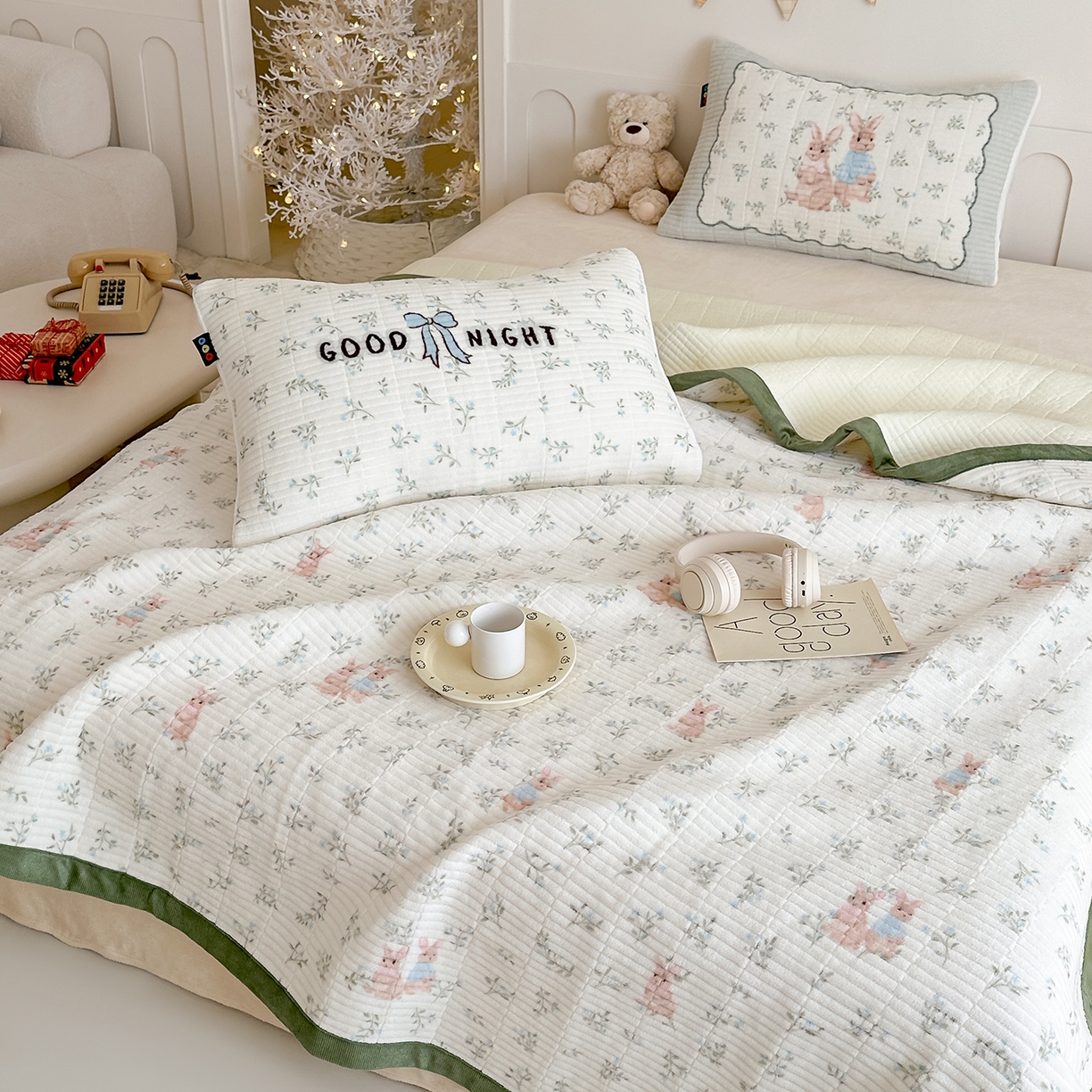 91家纺网 家纺一手货源 找家纺 RYB红黄兰 2025新款设计师原创数码印花牛奶绒夹棉床盖三件套 森林兔子