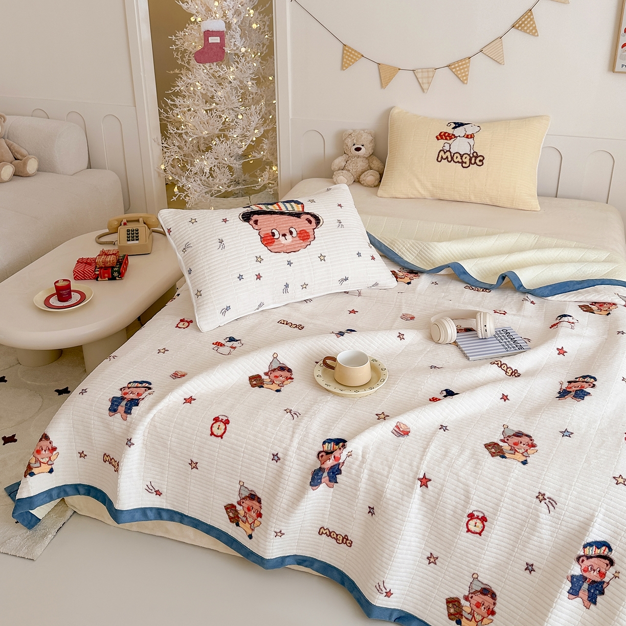 91家纺网 家纺一手货源 找家纺 RYB红黄兰 2025新款设计师原创数码印花牛奶绒夹棉床盖三件套 魔法星星熊