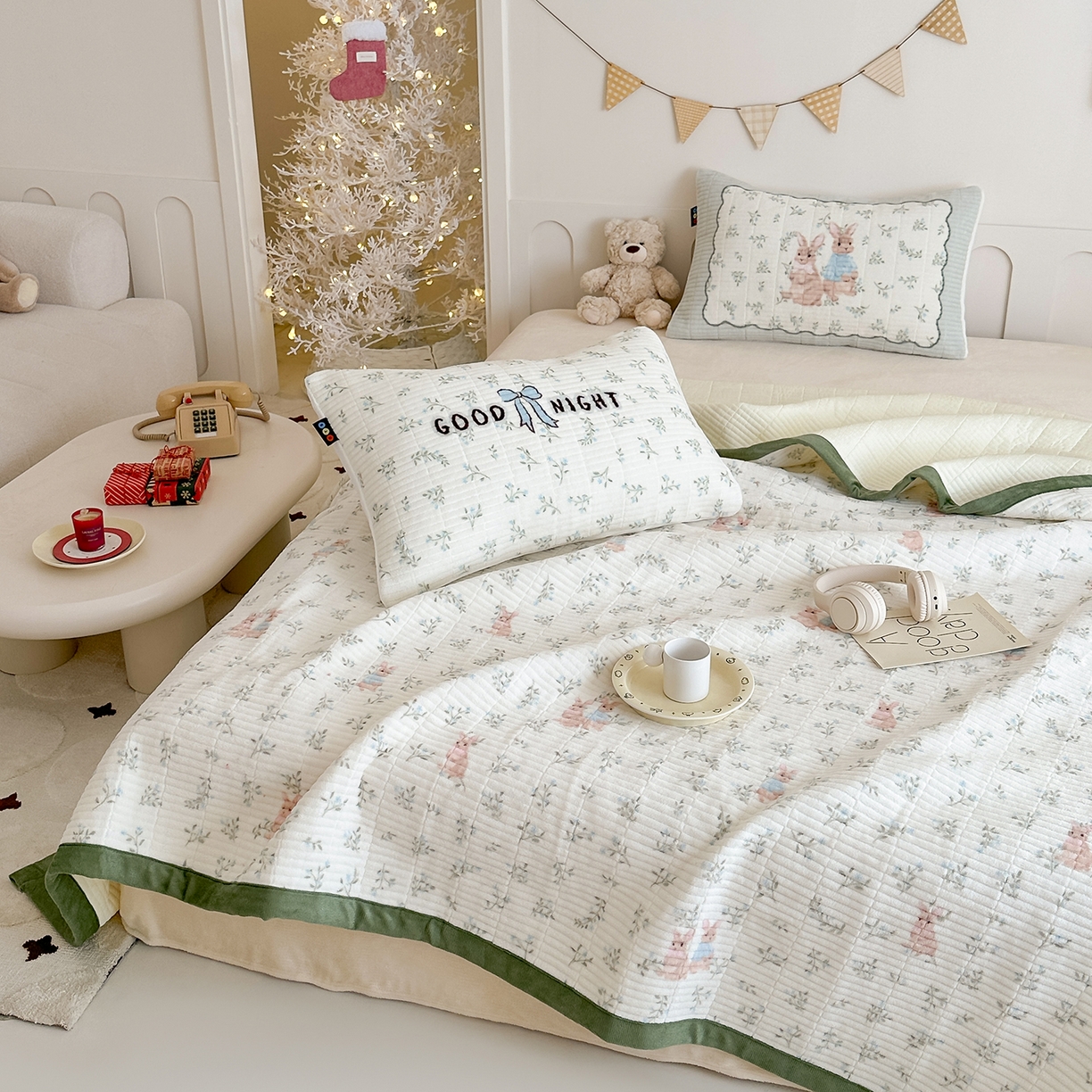 91家纺网 家纺一手货源 找家纺 RYB红黄兰 2025新款设计师原创数码印花牛奶绒夹棉床盖三件套 森林兔子