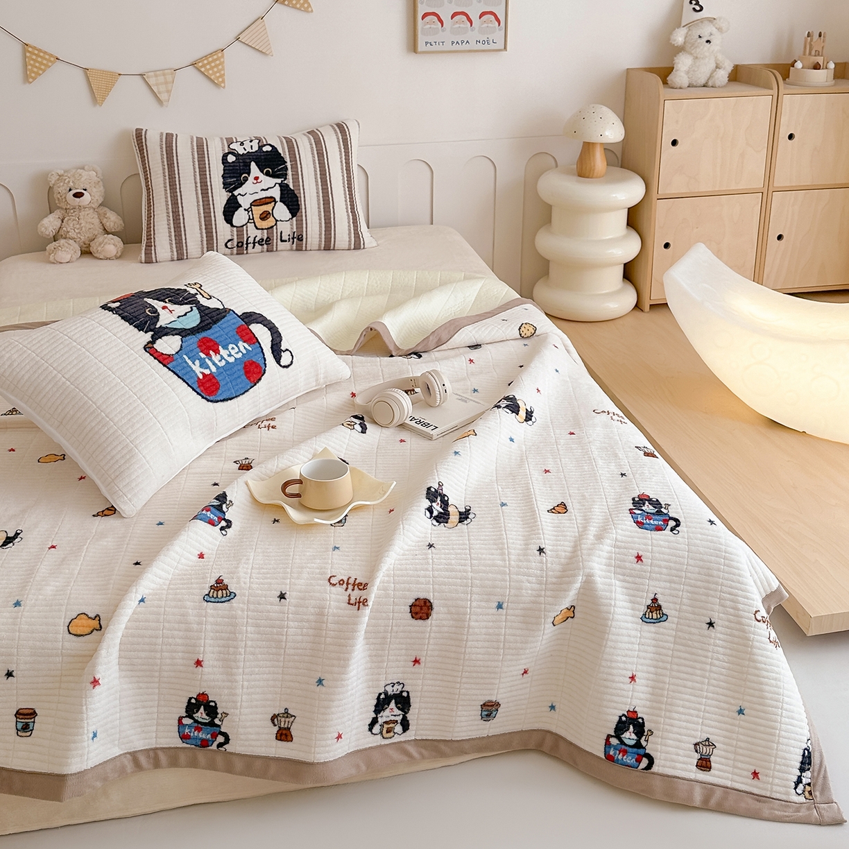 91家纺网 家纺一手货源 找家纺 RYB红黄兰 2025新款设计师原创数码印花牛奶绒夹棉床盖三件套 黑猫日记