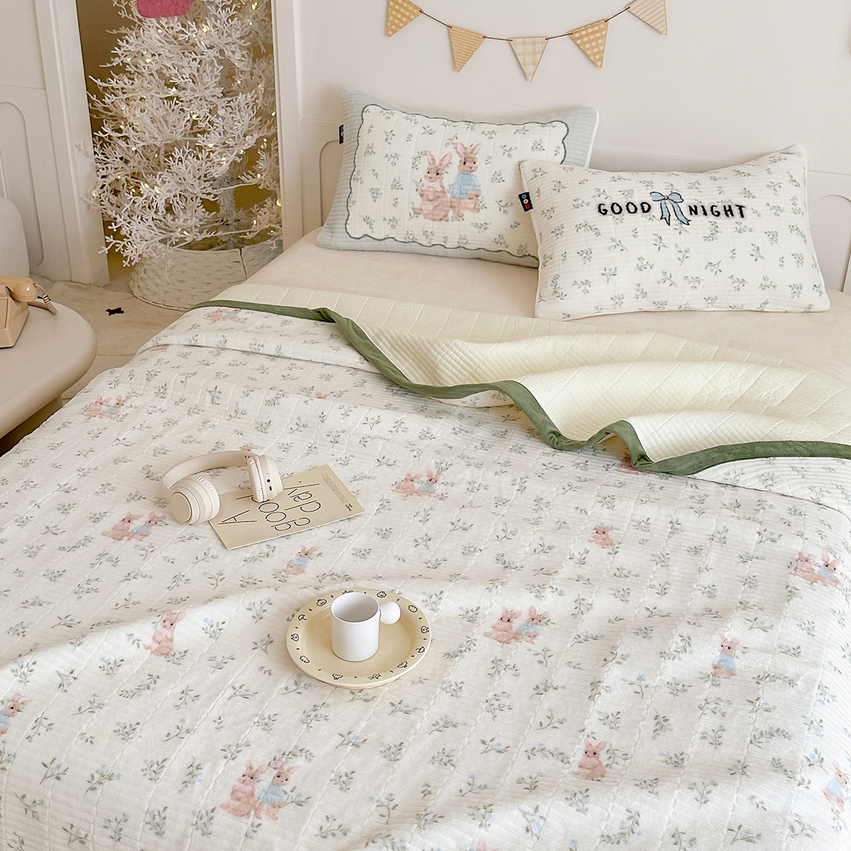 91家纺网 家纺一手货源 找家纺 RYB红黄兰 2025新款设计师原创数码印花牛奶绒夹棉床盖三件套 森林兔子