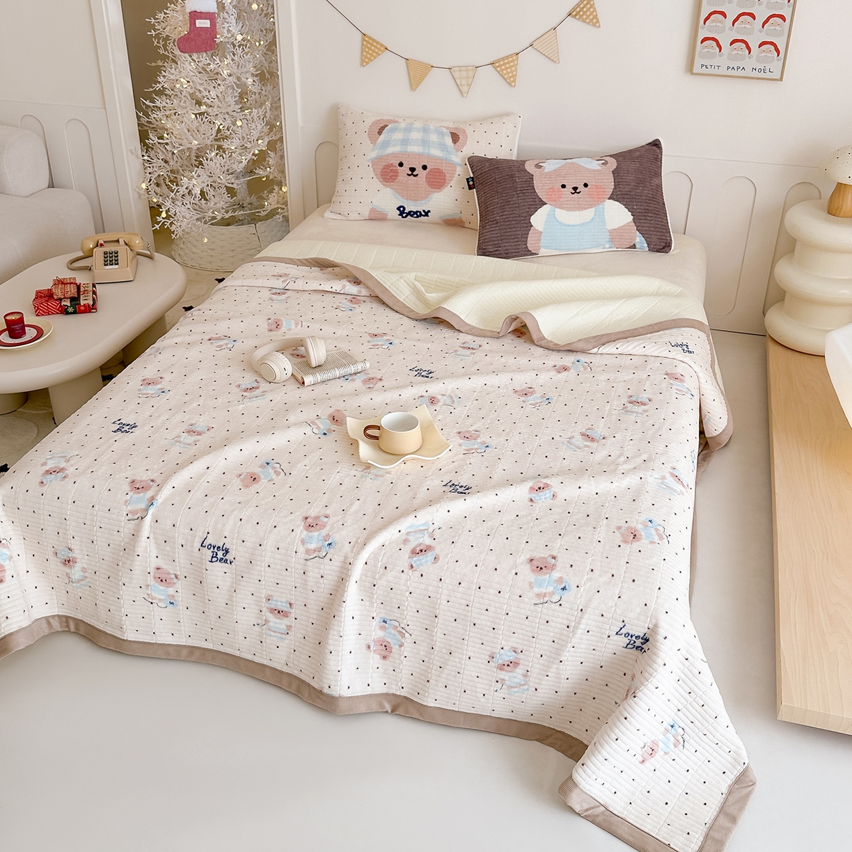 91家纺网 家纺一手货源 找家纺 RYB红黄兰 2025新款设计师原创数码印花牛奶绒夹棉床盖三件套 奶油熊宝