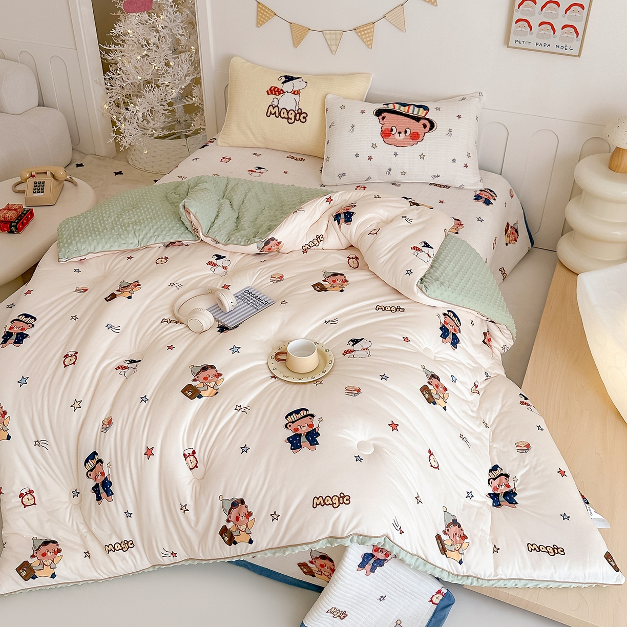 91家纺网 家纺一手货源 找家纺 RYB红黄兰 2025新款设计师原创数码印花牛奶绒夹棉床盖三件套 魔法星星熊