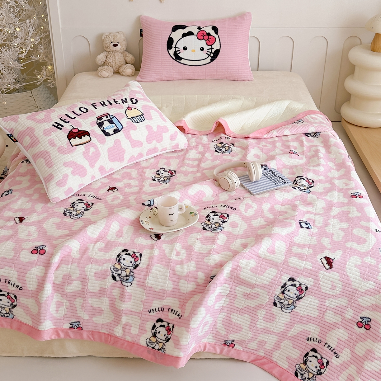 91家纺网 家纺一手货源 找家纺 RYB红黄兰 2025新款设计师原创数码印花牛奶绒夹棉床盖三件套 豹纹奶牛猫