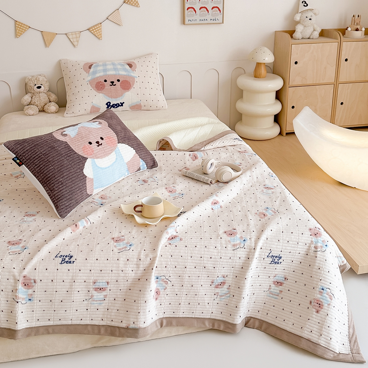 91家纺网 家纺一手货源 找家纺 RYB红黄兰 2025新款设计师原创数码印花牛奶绒夹棉床盖三件套 奶油熊宝