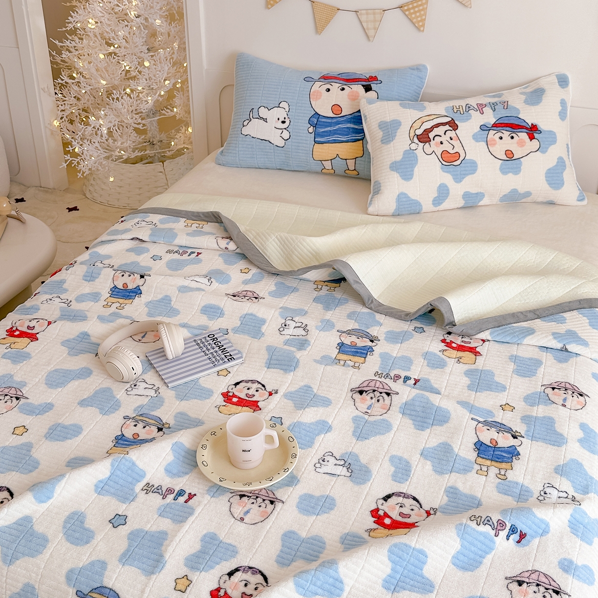 91家纺网 家纺一手货源 找家纺 RYB红黄兰 2025新款设计师原创数码印花牛奶绒夹棉床盖三件套 顽皮兄弟