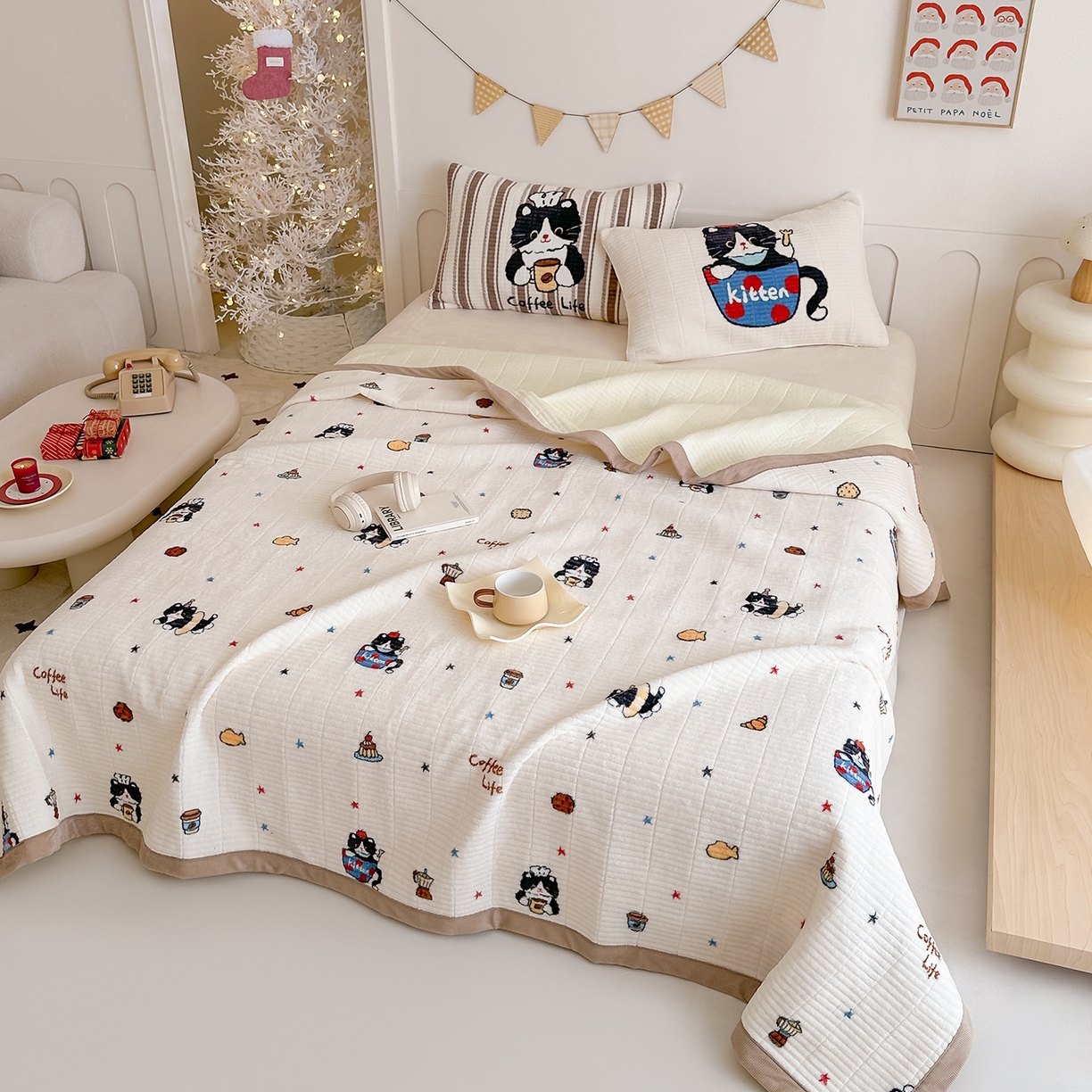 91家纺网 家纺一手货源 找家纺 RYB红黄兰 2025新款设计师原创数码印花牛奶绒夹棉床盖三件套 黑猫日记