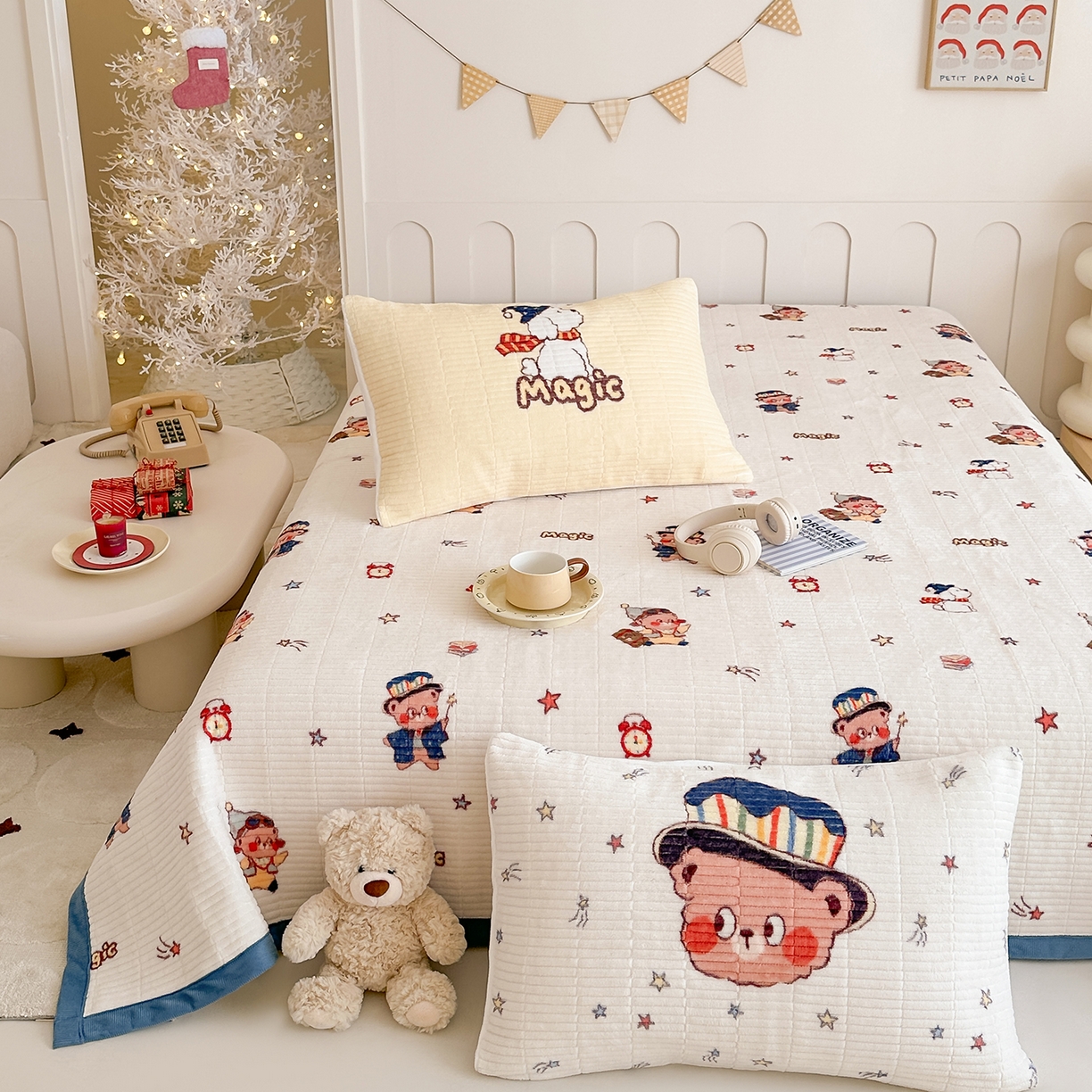 91家纺网 家纺一手货源 找家纺 RYB红黄兰 2025新款设计师原创数码印花牛奶绒夹棉床盖三件套 魔法星星熊