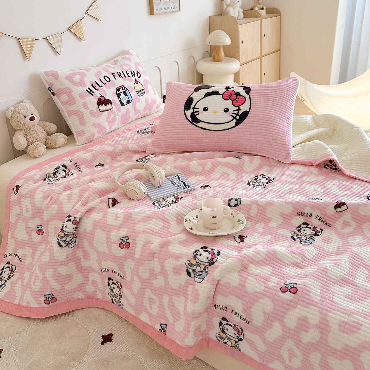 91家纺网 家纺一手货源 找家纺 RYB红黄兰 2025新款设计师原创数码印花牛奶绒夹棉床盖三件套 豹纹奶牛猫