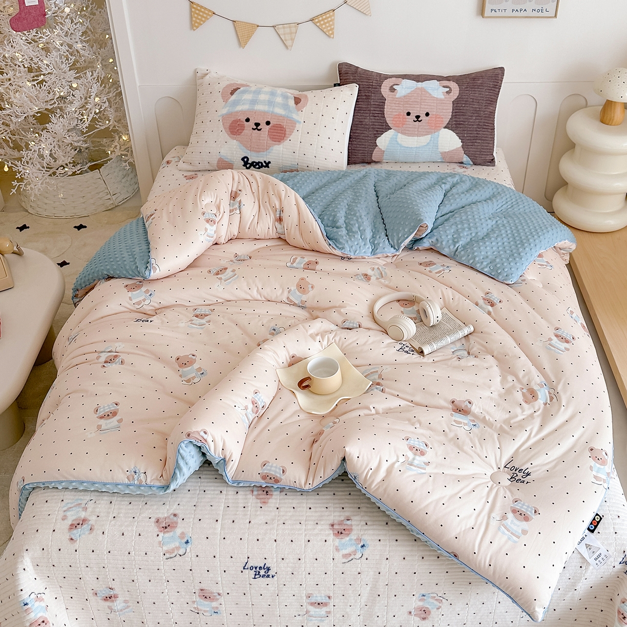 91家纺网 家纺一手货源 找家纺 RYB红黄兰 2025新款设计师原创数码印花牛奶绒夹棉床盖三件套 奶油熊宝