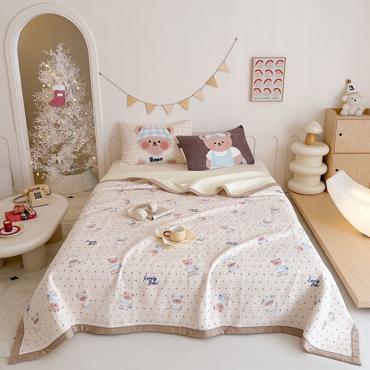 91家纺网 家纺一手货源 找家纺 RYB红黄兰 2025新款设计师原创数码印花牛奶绒夹棉床盖三件套 奶油熊宝