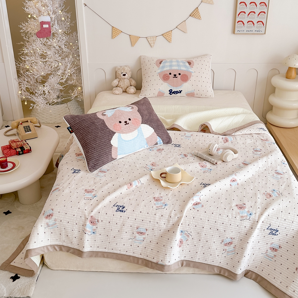 91家纺网 家纺一手货源 找家纺 RYB红黄兰 2025新款设计师原创数码印花牛奶绒夹棉床盖三件套 奶油熊宝