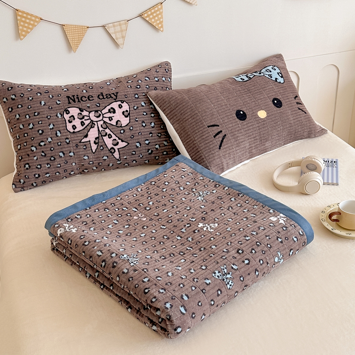 91家纺网 家纺一手货源 找家纺 RYB红黄兰 2025新款设计师原创数码印花牛奶绒夹棉床盖三件套 豹纹蝴蝶结