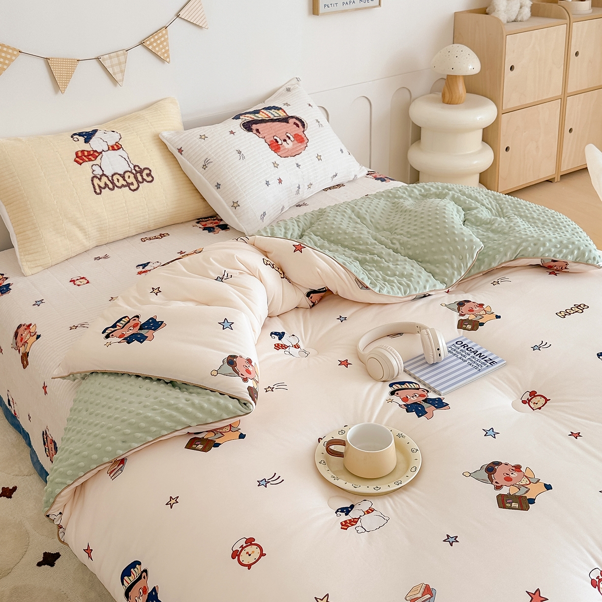 91家纺网 家纺一手货源 找家纺 RYB红黄兰 2025新款设计师原创数码印花牛奶绒夹棉床盖三件套 魔法星星熊