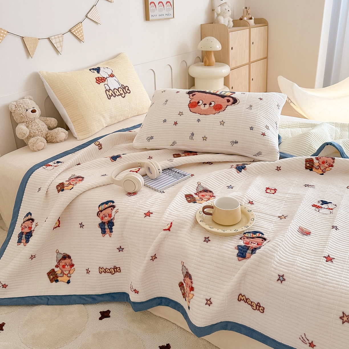 91家纺网 家纺一手货源 找家纺 RYB红黄兰 2025新款设计师原创数码印花牛奶绒夹棉床盖三件套 魔法星星熊