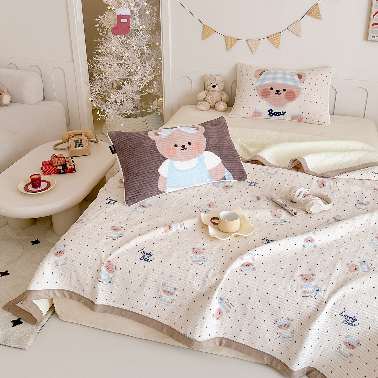 91家纺网 家纺一手货源 找家纺 RYB红黄兰 2025新款设计师原创数码印花牛奶绒夹棉床盖三件套 奶油熊宝