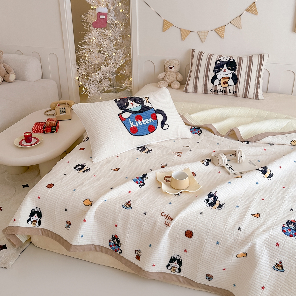 91家纺网 家纺一手货源 找家纺 RYB红黄兰 2025新款设计师原创数码印花牛奶绒夹棉床盖三件套 黑猫日记