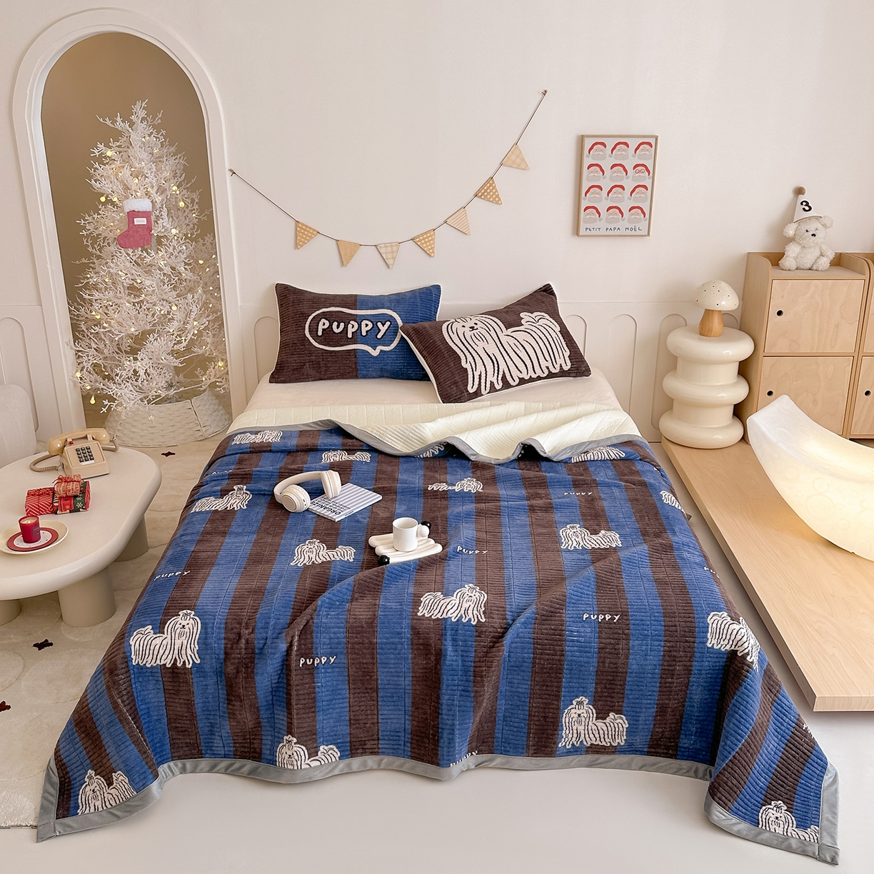 91家纺网 家纺一手货源 找家纺 RYB红黄兰 2025新款设计师原创数码印花牛奶绒夹棉床盖三件套 蓝条哈基米