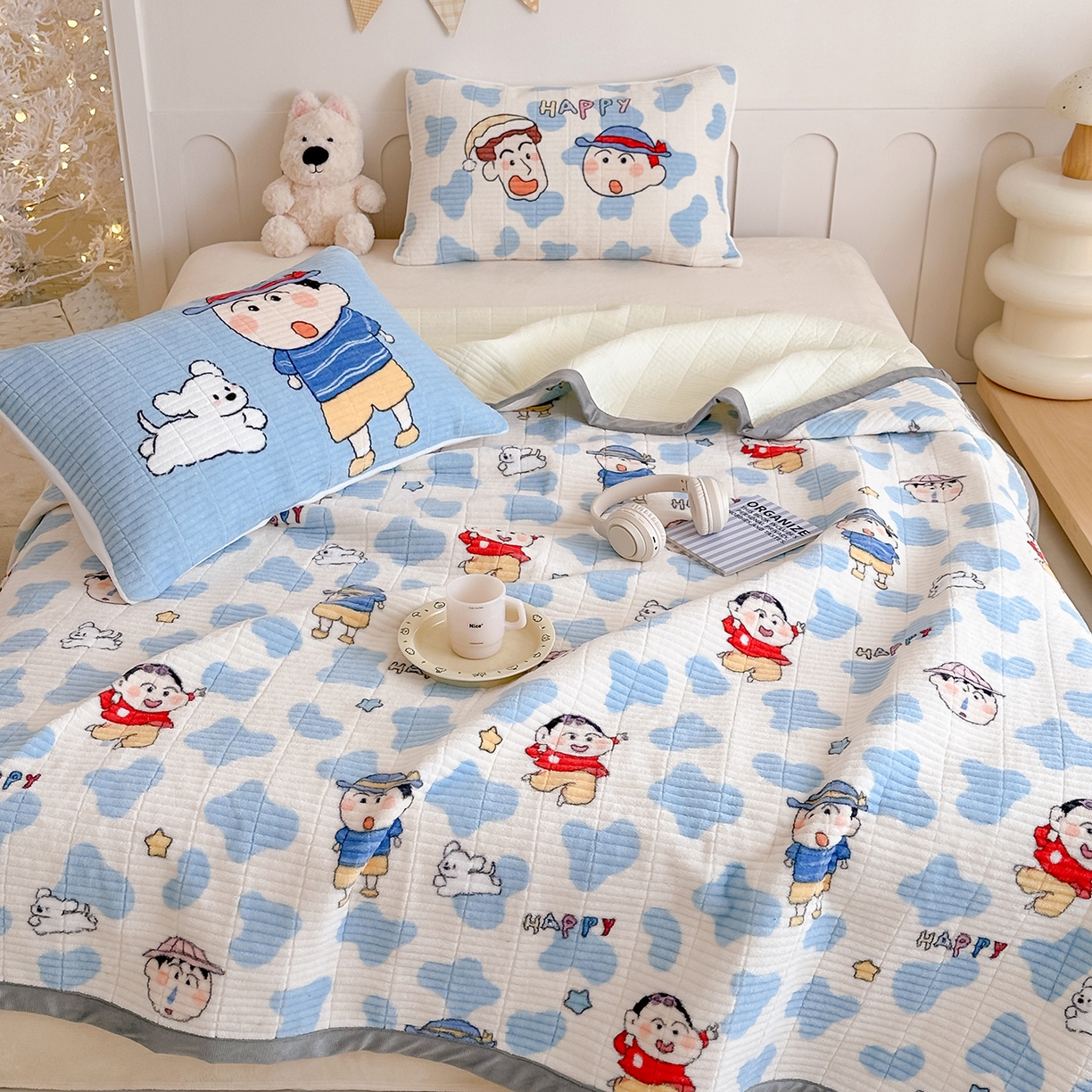 91家纺网 家纺一手货源 找家纺 RYB红黄兰 2025新款设计师原创数码印花牛奶绒夹棉床盖三件套 顽皮兄弟