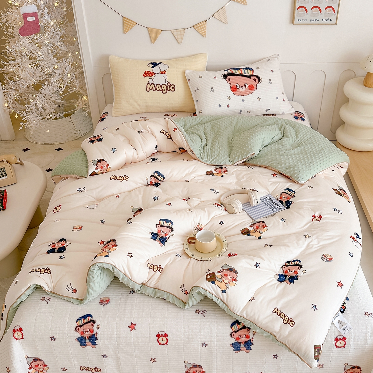 91家纺网 家纺一手货源 找家纺 RYB红黄兰 2025新款设计师原创数码印花牛奶绒夹棉床盖三件套 魔法星星熊