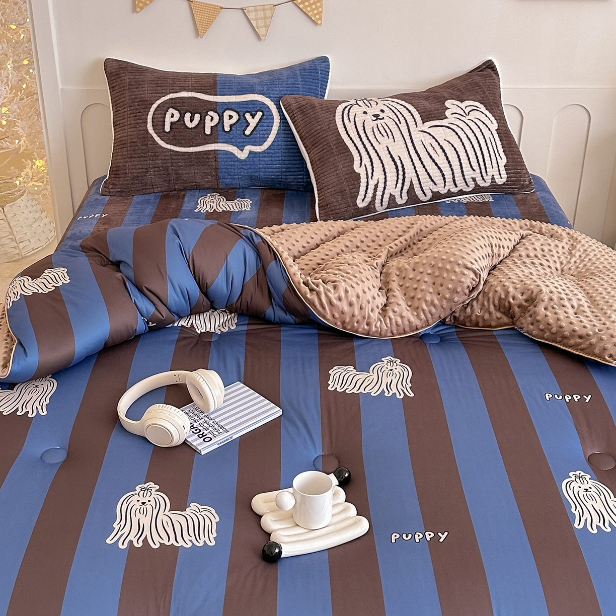 91家纺网 家纺一手货源 找家纺 RYB红黄兰 2025新款设计师原创数码印花牛奶绒夹棉床盖三件套 蓝条哈基米