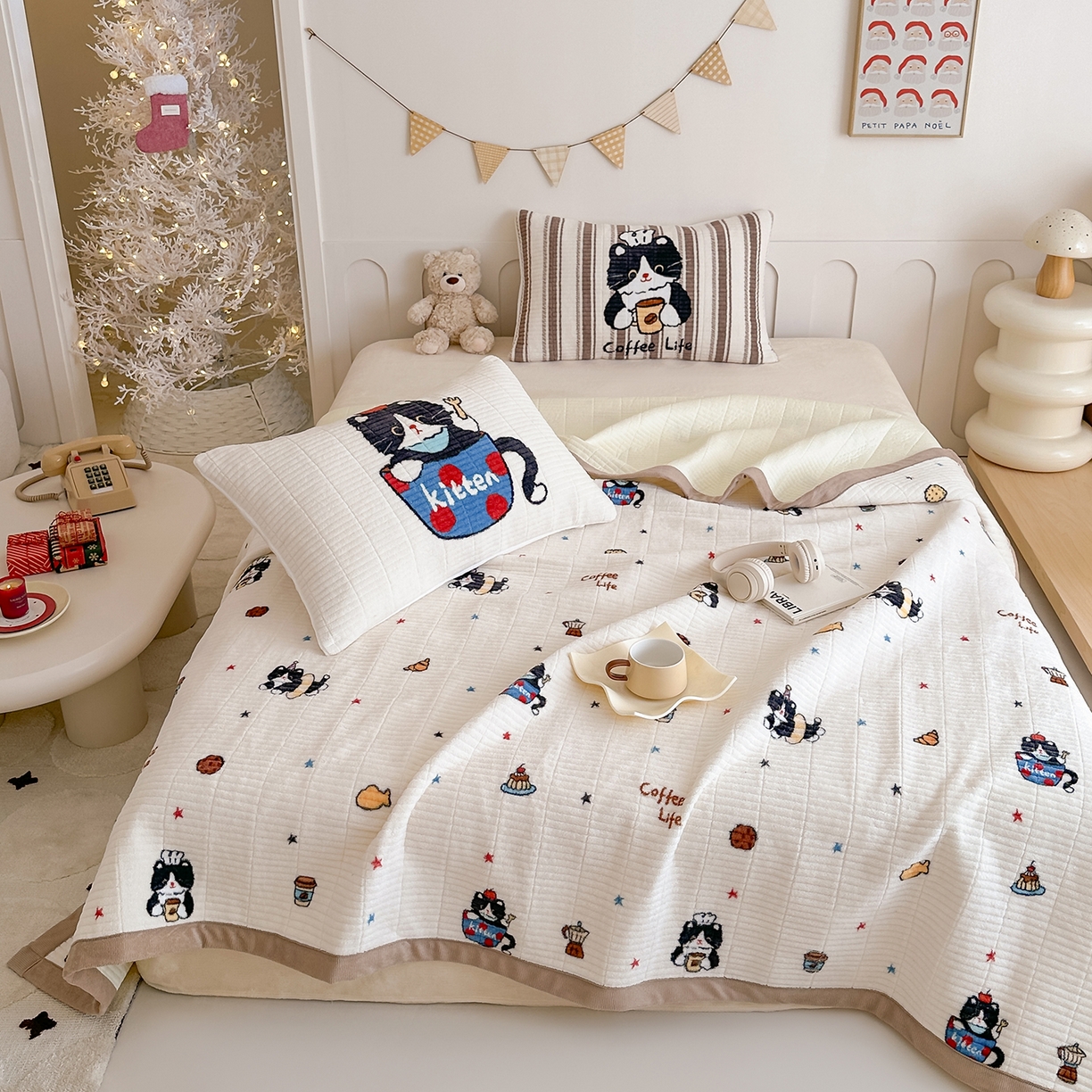 91家纺网 家纺一手货源 找家纺 RYB红黄兰 2025新款设计师原创数码印花牛奶绒夹棉床盖三件套 黑猫日记